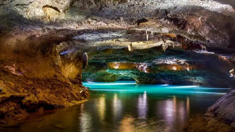 El precioso pueblo español con el río subterráneo navegable más largo de Europa