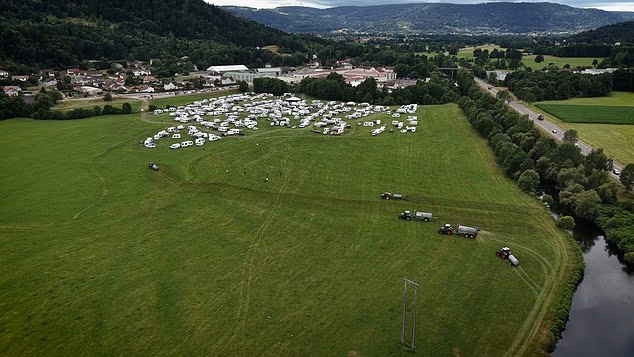 Agricultores franceses rocían con estiercol un campamento de okupas