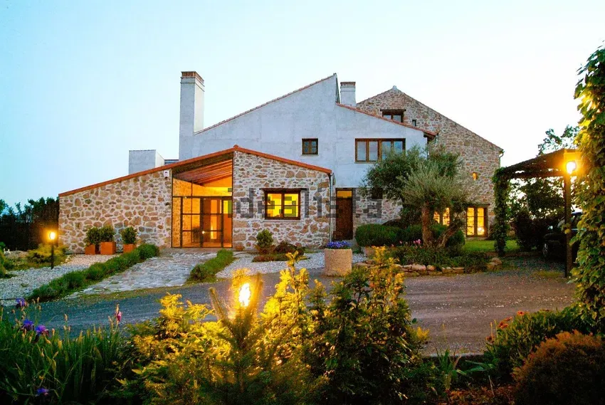 Caserón en carretera Ex-203 s/n