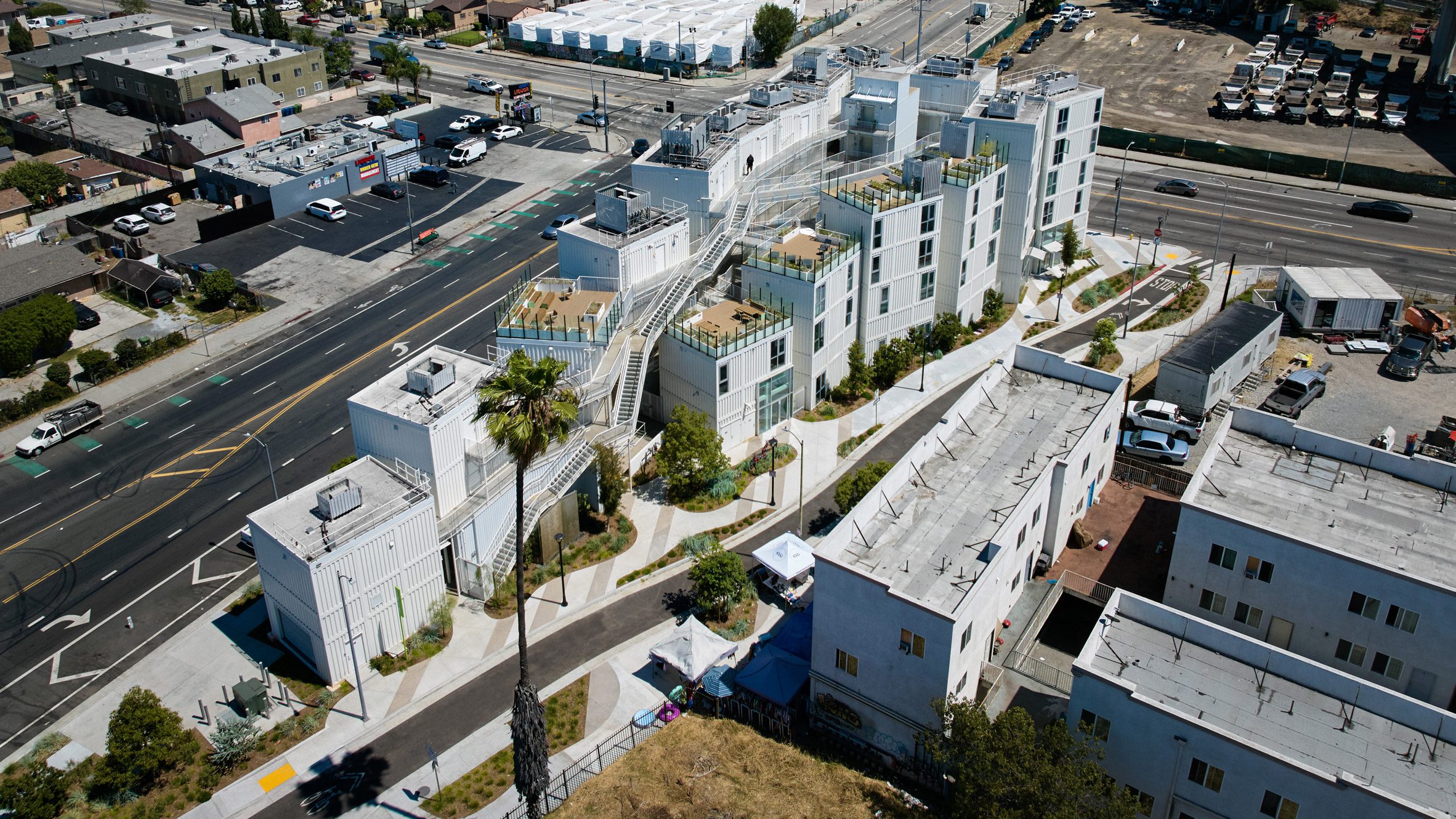 Isla Intersections, diseñado por LOHA, alberga 54 apartamentos de apoyo construidos mediante contenedores marítimos.