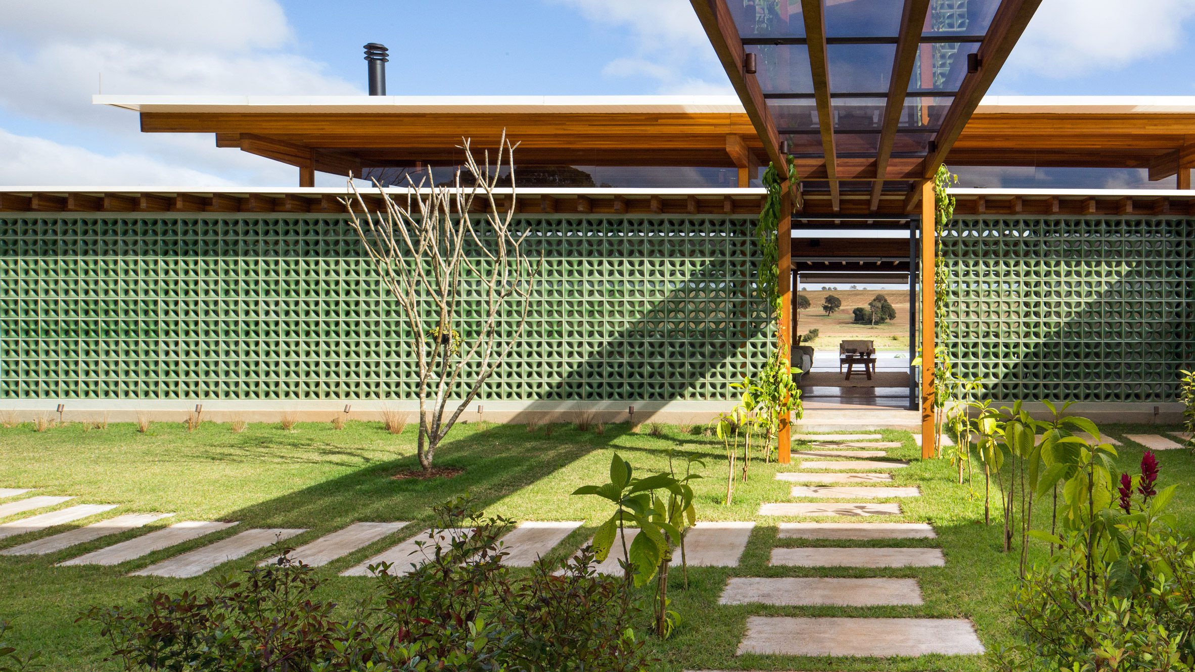 La Casa Jurumirim es una vivienda modular situada a orillas del embalse de Jurumirim, a unas cuatro horas de São Paulo, y está diseñada por Nitsche Arquitetos.