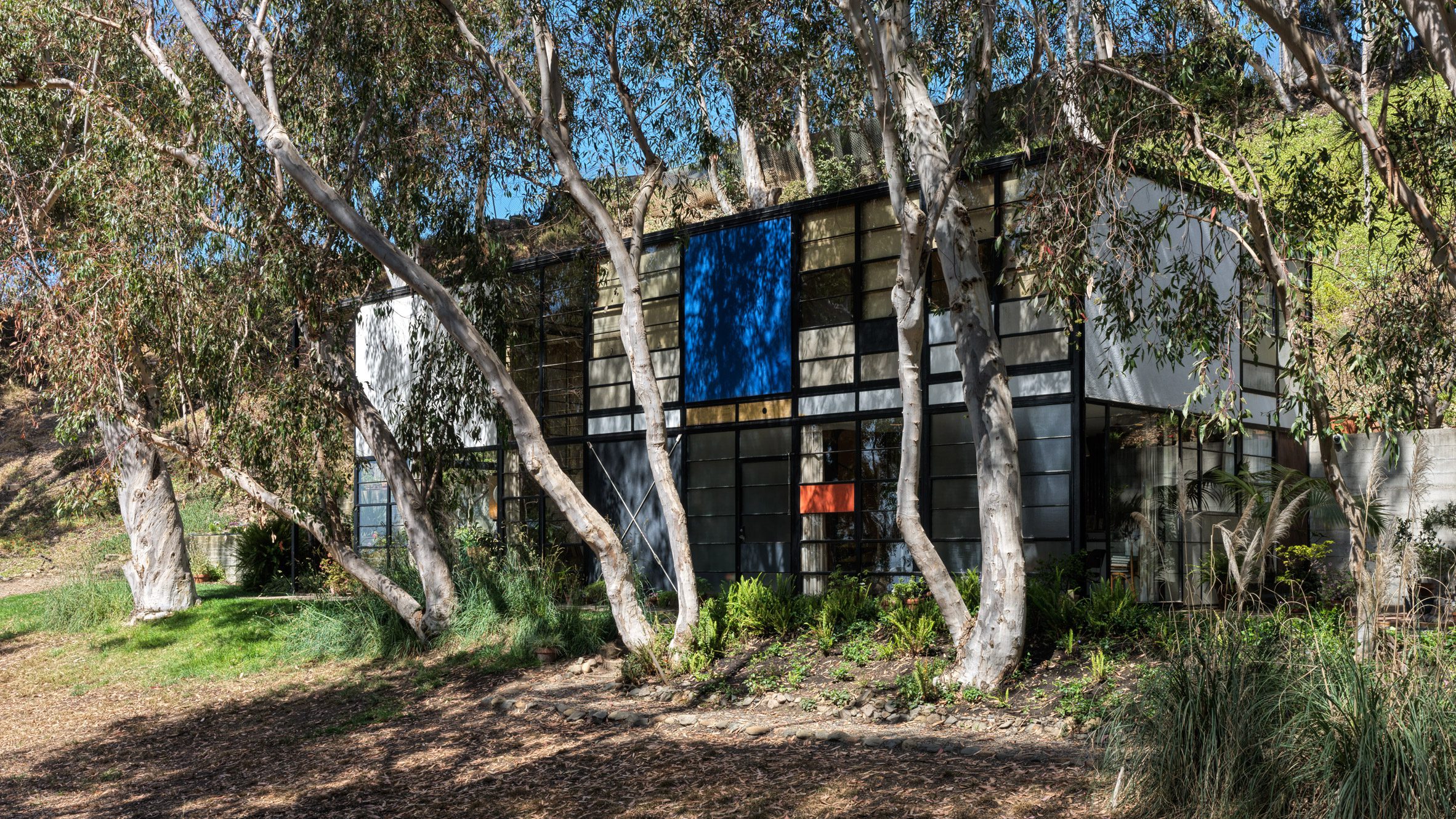 La Casa Eames, también conocida como Case Study House No. 8, está ubicada en Pacific Palisades de Los Ángeles y fue concebida en 1949 por Charles y Ray Eames.