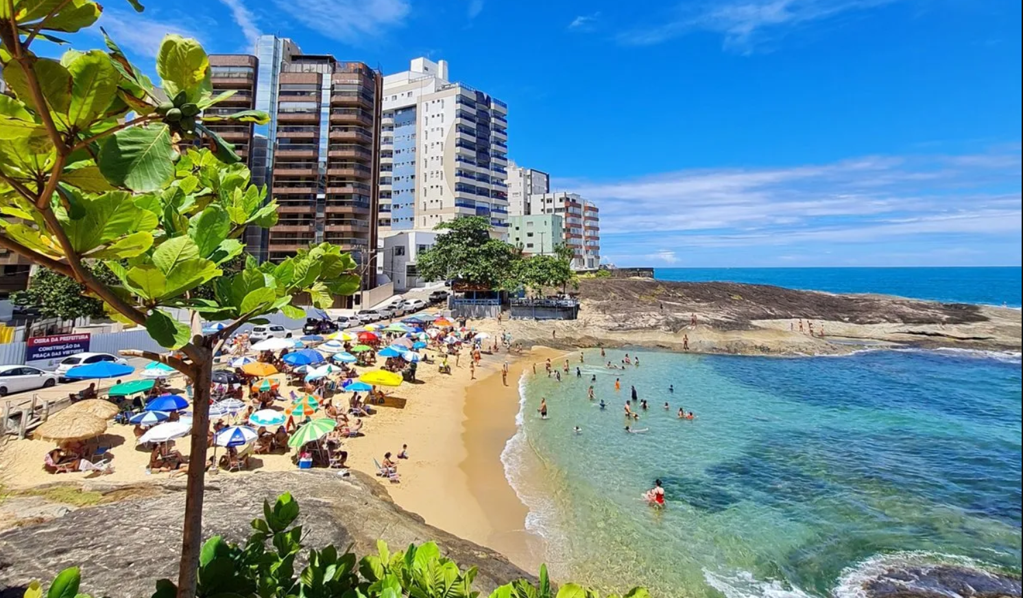 La playa radiactiva de Brasil en la que se bañan miles de personas