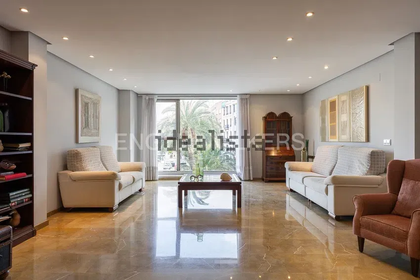 Piso en plaza de la Reina