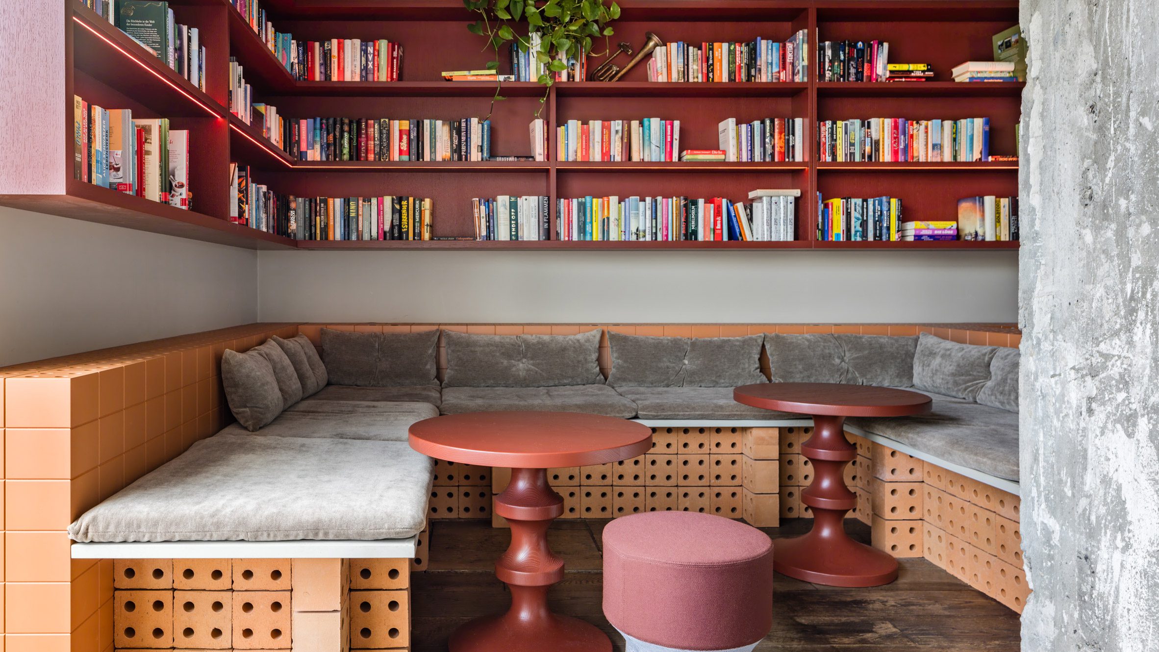 Diseñado por Werner Aisslinger, el 25hours Hotel Bikini Berlin ejemplifica como ningún otro espacio el “característico estilo improvisado de Berlín”.