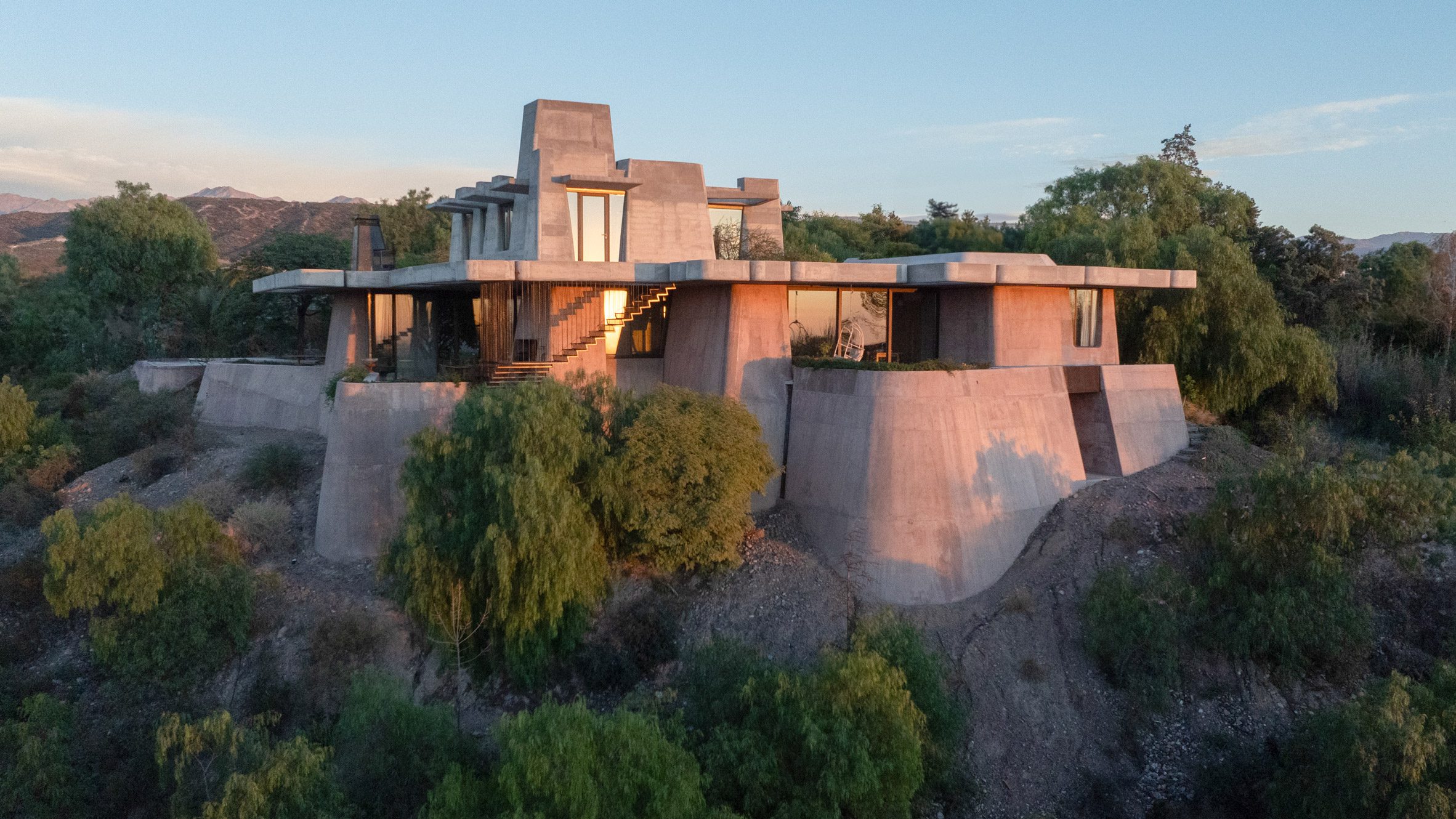 Brutal Honesty es una casa de montaña en Mendoza, Argentina, diseñada por OF Studio cuya estructura parece surgir directamente del terreno.