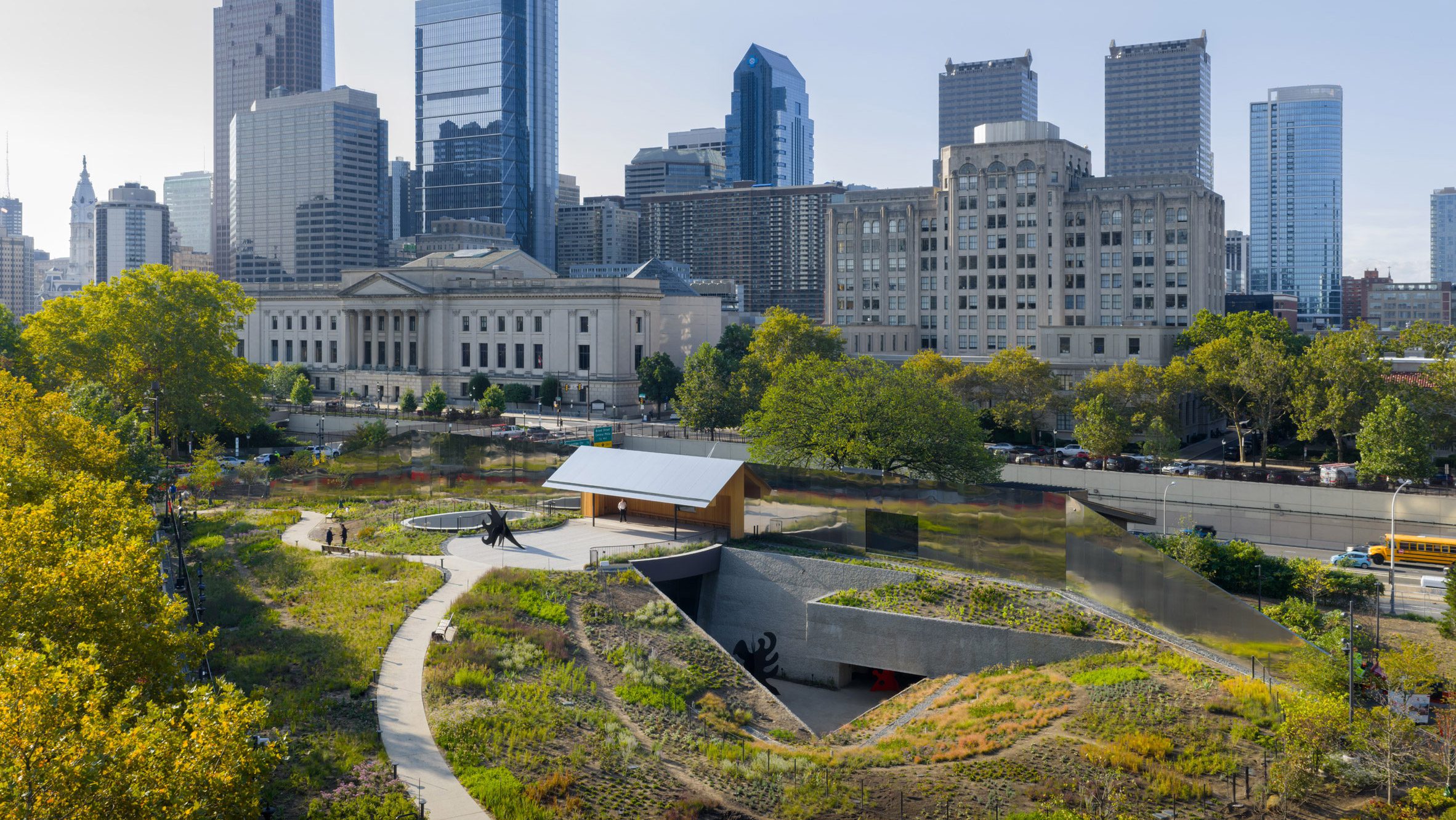 El Calder Gardens se ubica en Filadelfia crea un entorno inmersivo donde las esculturas de Alexander Calder se presentan como parte de un paisaje vivo.