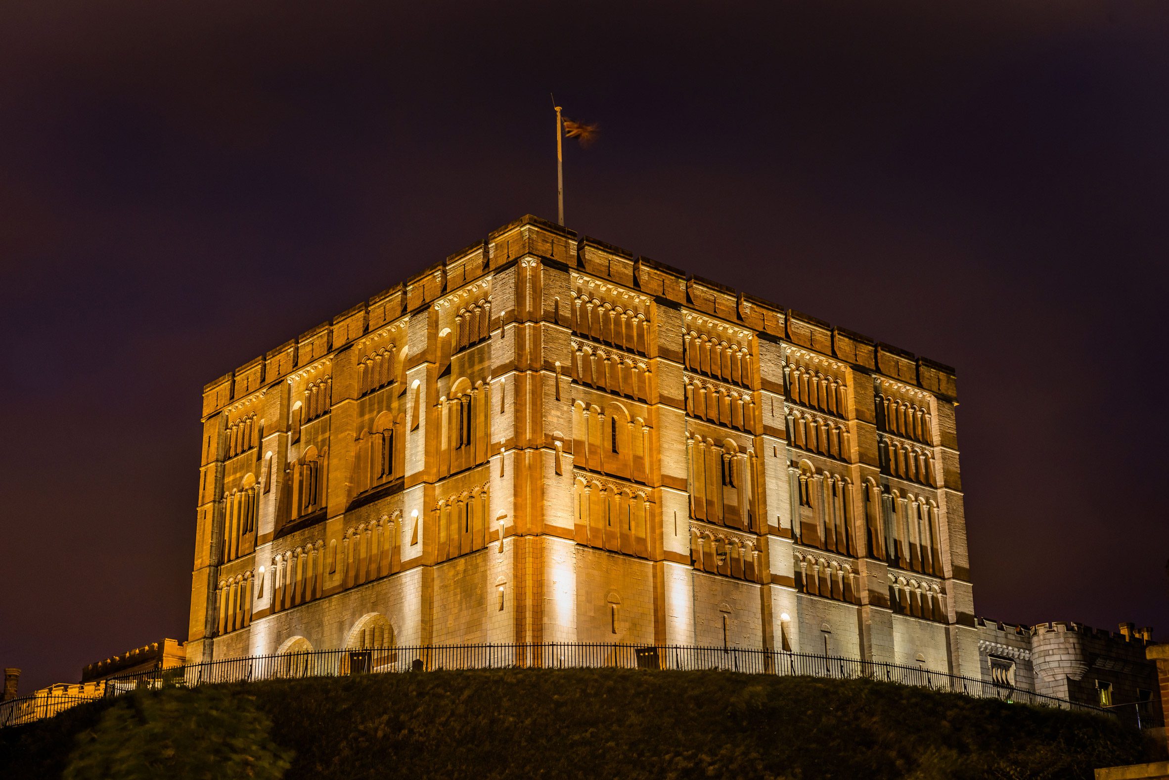 La rehabilitación del Castillo de Norwich por Feilden and Mawson combina nuevas rutas de circulación y mobiliario inspirado en la vida medieval original.