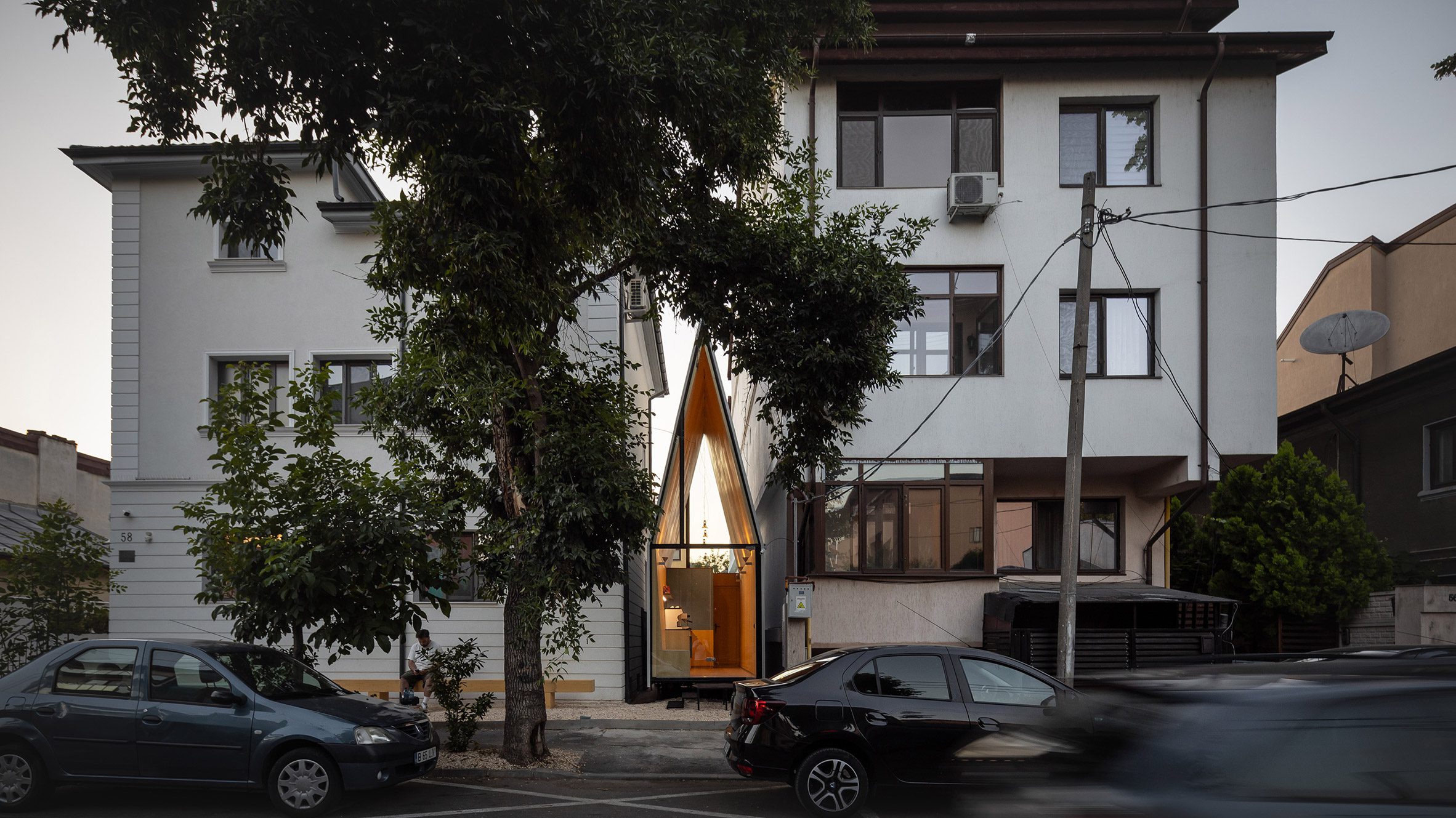 The Chapel es una cafetería diseñada por el estudio rumano Vinklu para la cadena local Boiler Coffee, que convierte un espacio olvidado entre medianeras en una cafetería.