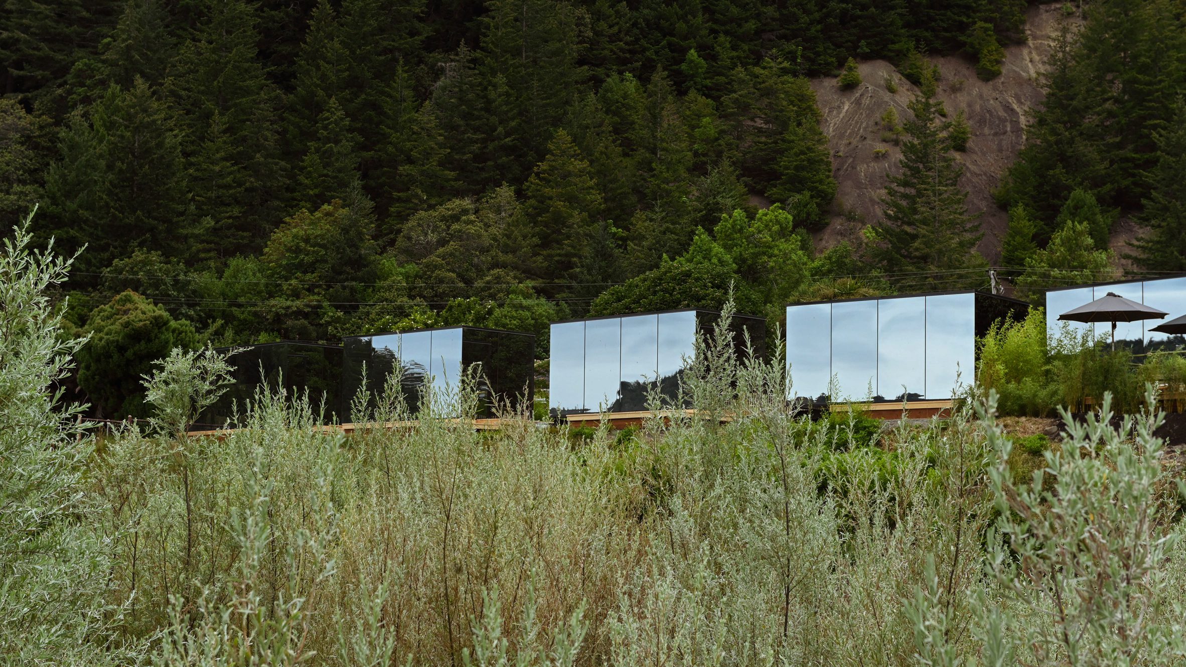 Tu Tu’ Tun Lodge es un histórico alojamiento rodeado de montañas junto al río Rogue (Oregón) donde se han incorporado doce cabañas espejadas de ÖÖD.