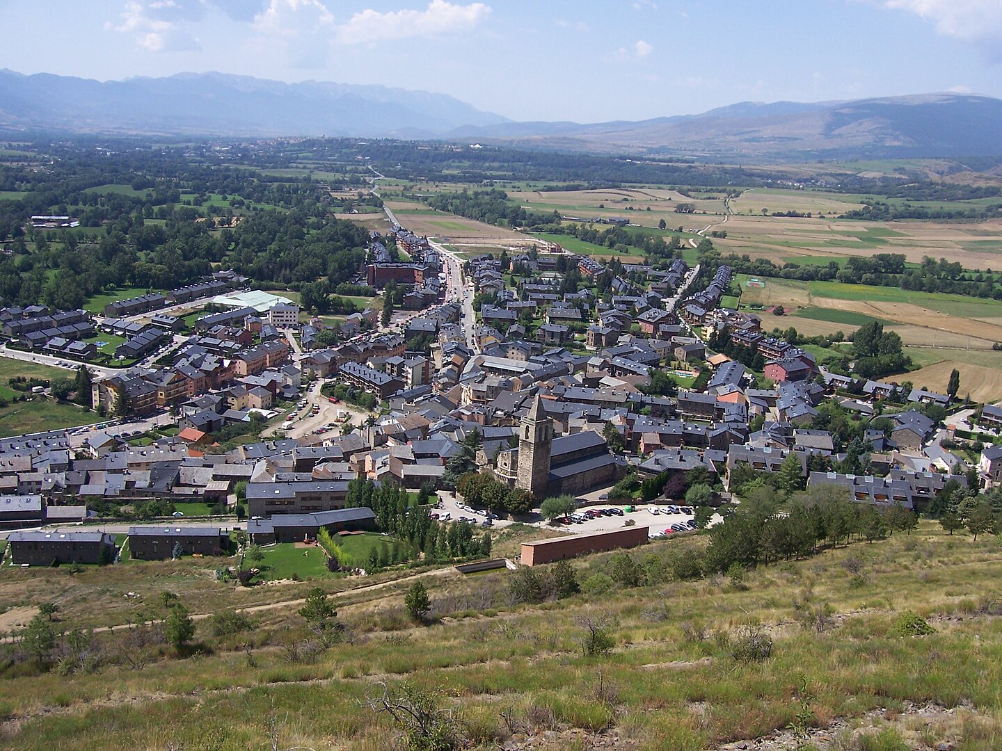 Vista general de la localidad de Llívia, un territorio español rodeado completamente por Francia.