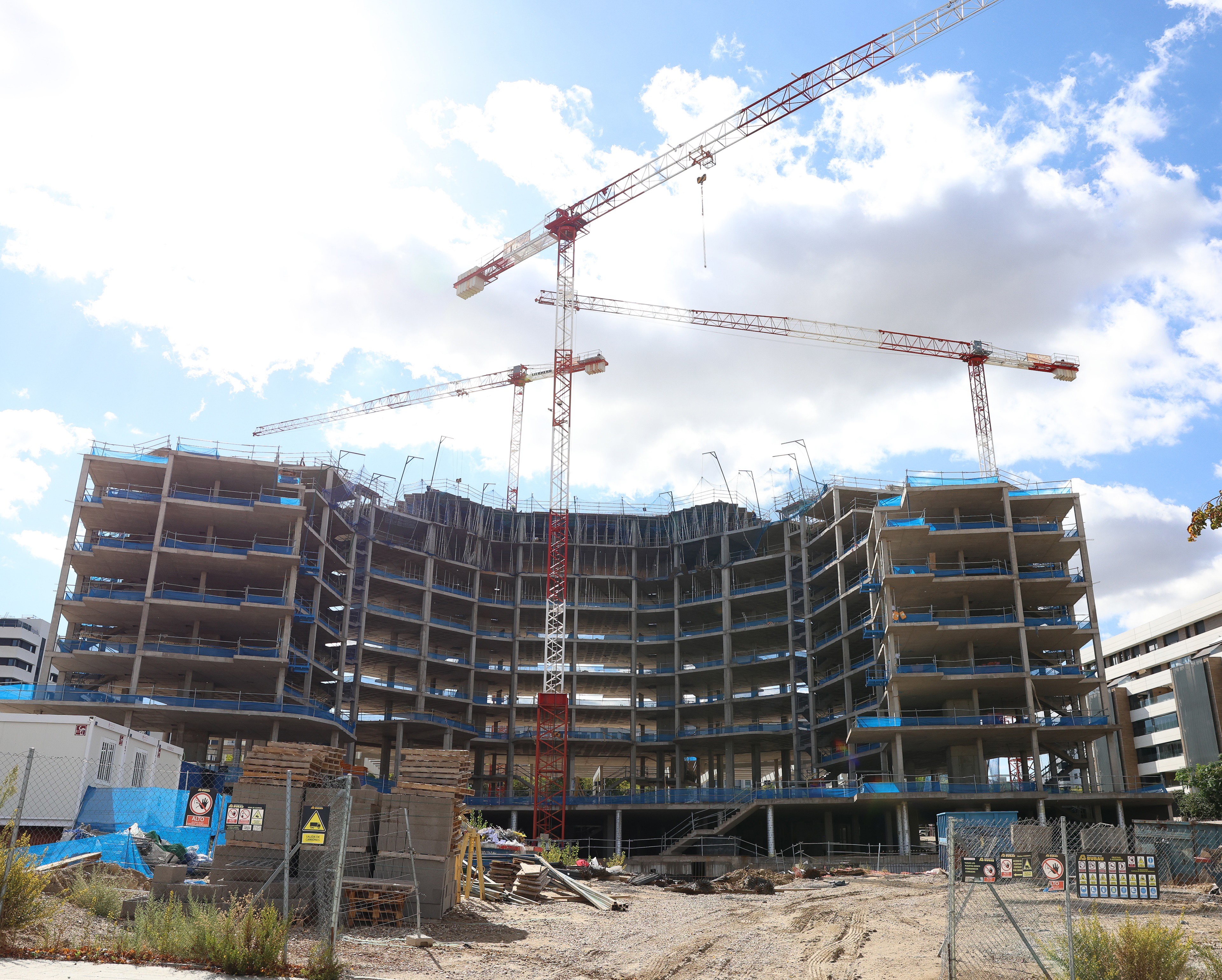 Archivo - Edificios en el barrio de Valdebebas.