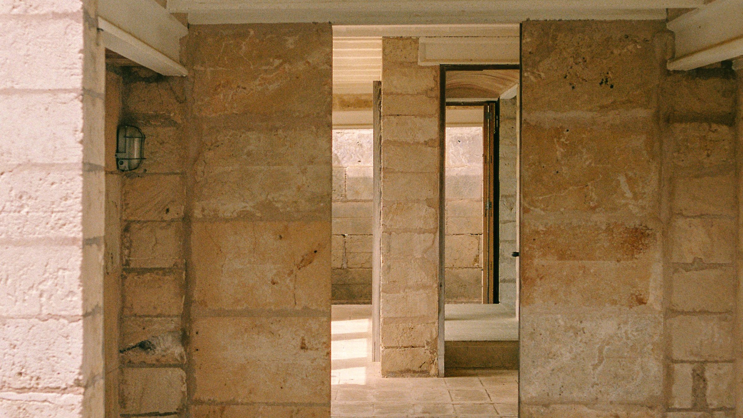 Can Lis es una vivienda diseñada en los años 70 por Jørn Utzon y situada en un acantilado cercano a Porto Petro, Mallorca.