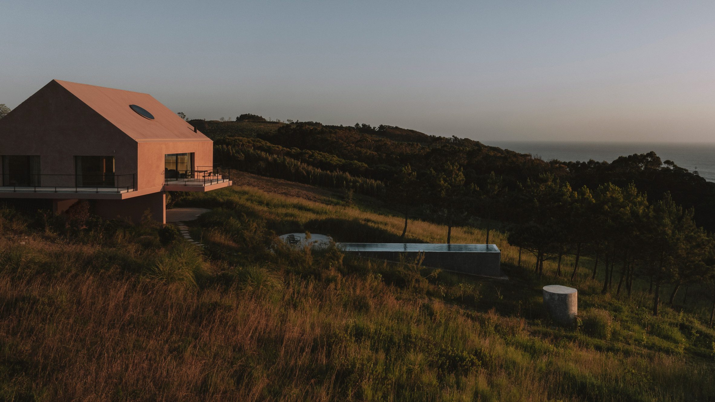 Casa Plaj se ubica en la localidad costera de Lourinhã, en Portugal, y se describe como una estructura “radicalmente sencilla”.