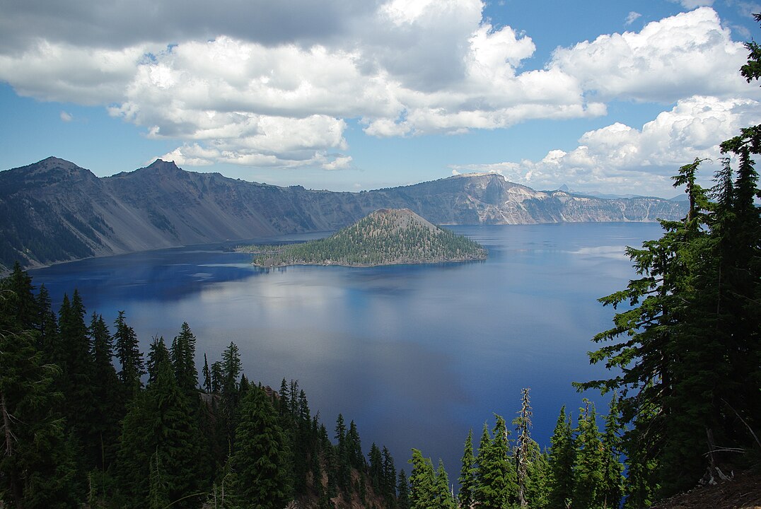 La Wizard Island se ubica en el interior del Crater Lake, en Oregón (Estados Unidos).