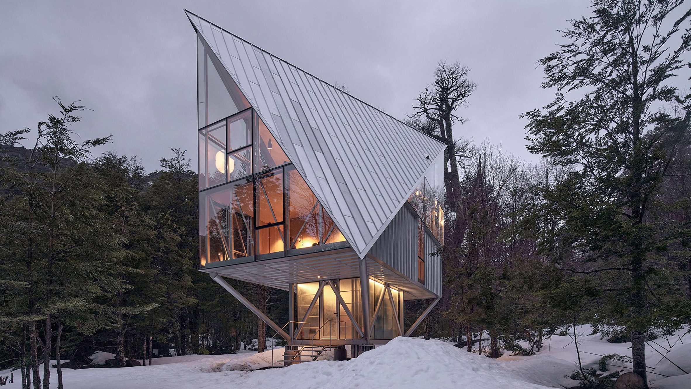 La Steel House, situada en la costa central de Chile, se concibe como una estructura liviana que minimiza su impacto sobre el paisaje al elevar toda la vivienda.
