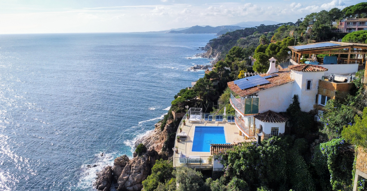 Increíble villa en un acantilado de la Costa Brava