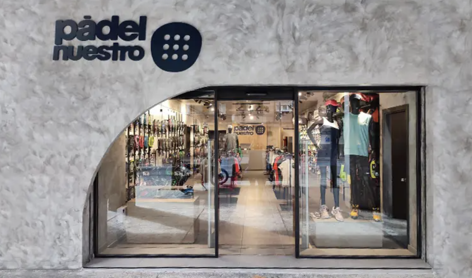 Pádel Nuestro releva a Tesla: se marca un punto y abre 'flagship' en el centro de Barcelona