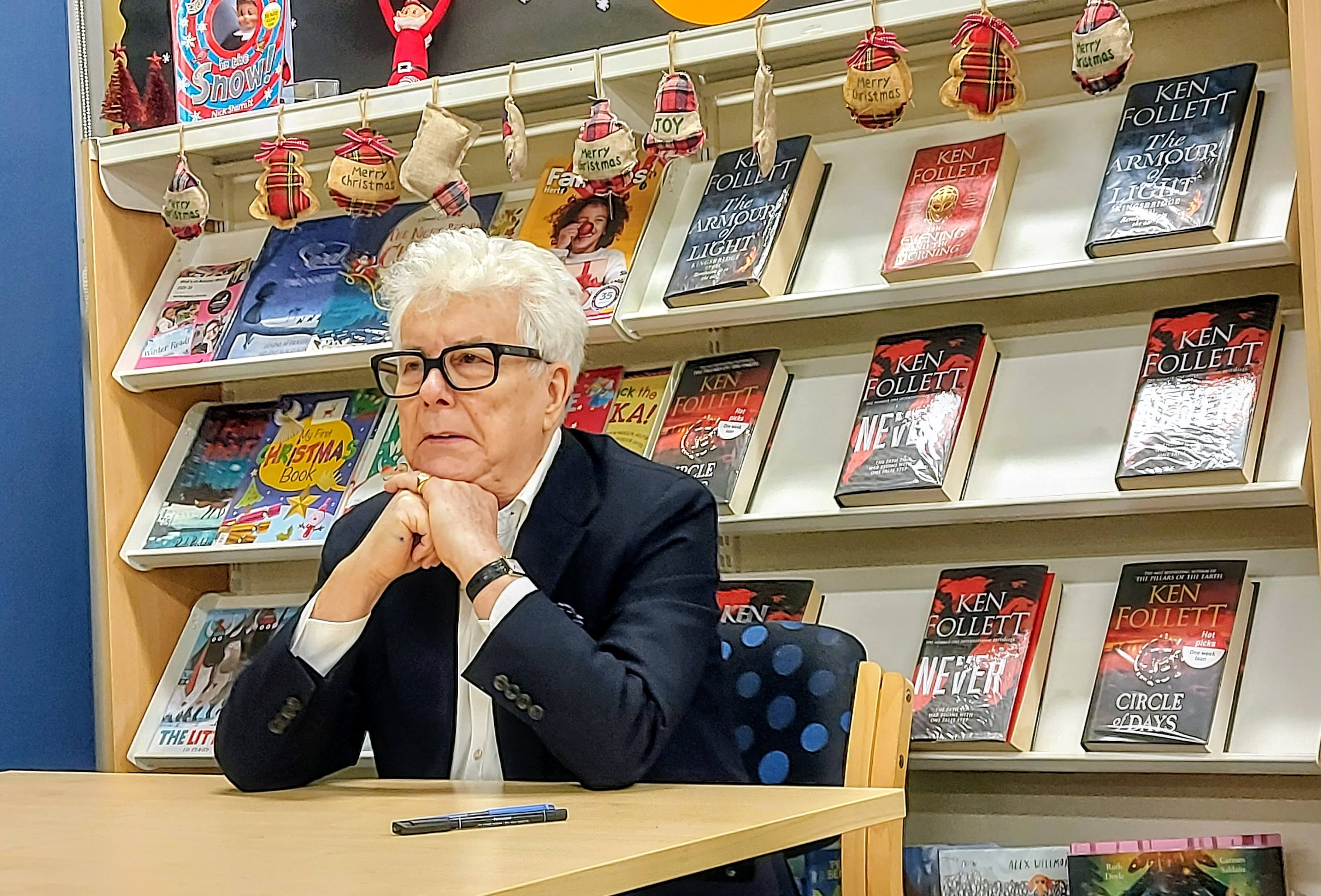 El escritor Ken Follett durante el encuentro con sus lectores en la biblioteca municipal de Stevenage