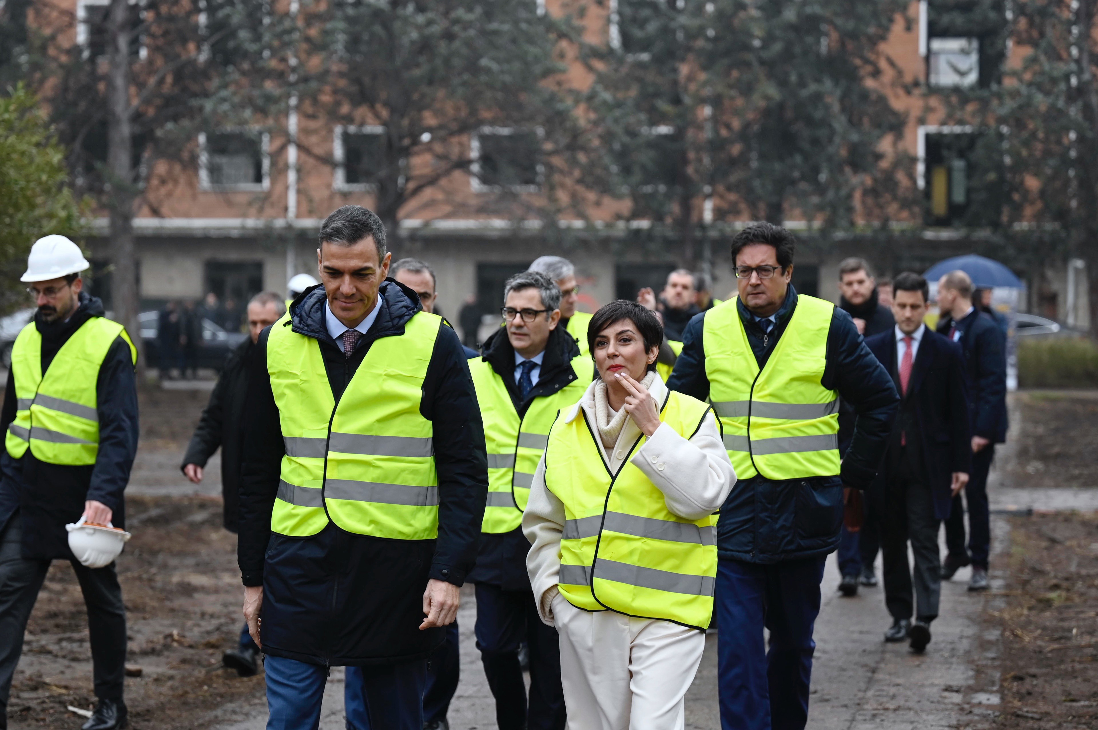 El ministro de la Presidencia, Félix Bolaños, el presidente del Gobierno, Pedro Sánchez, la ministra de Vivienda, Isabel Rodríguez, y el ministro para la Transformación Digital, Óscar López, durante el acto de demolición de los primeros edificios del acua