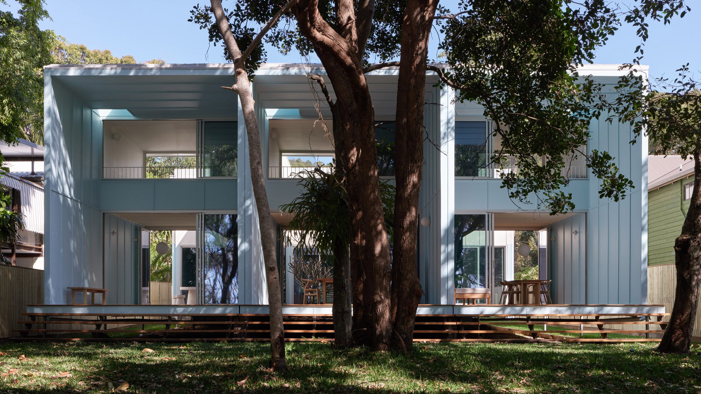 Blok Three Sisters se ubica en North Stradbroke Island, en la costa este de Australia, y fue encargado por tres hermanas que habían pasado allí sus vacaciones de infancia.