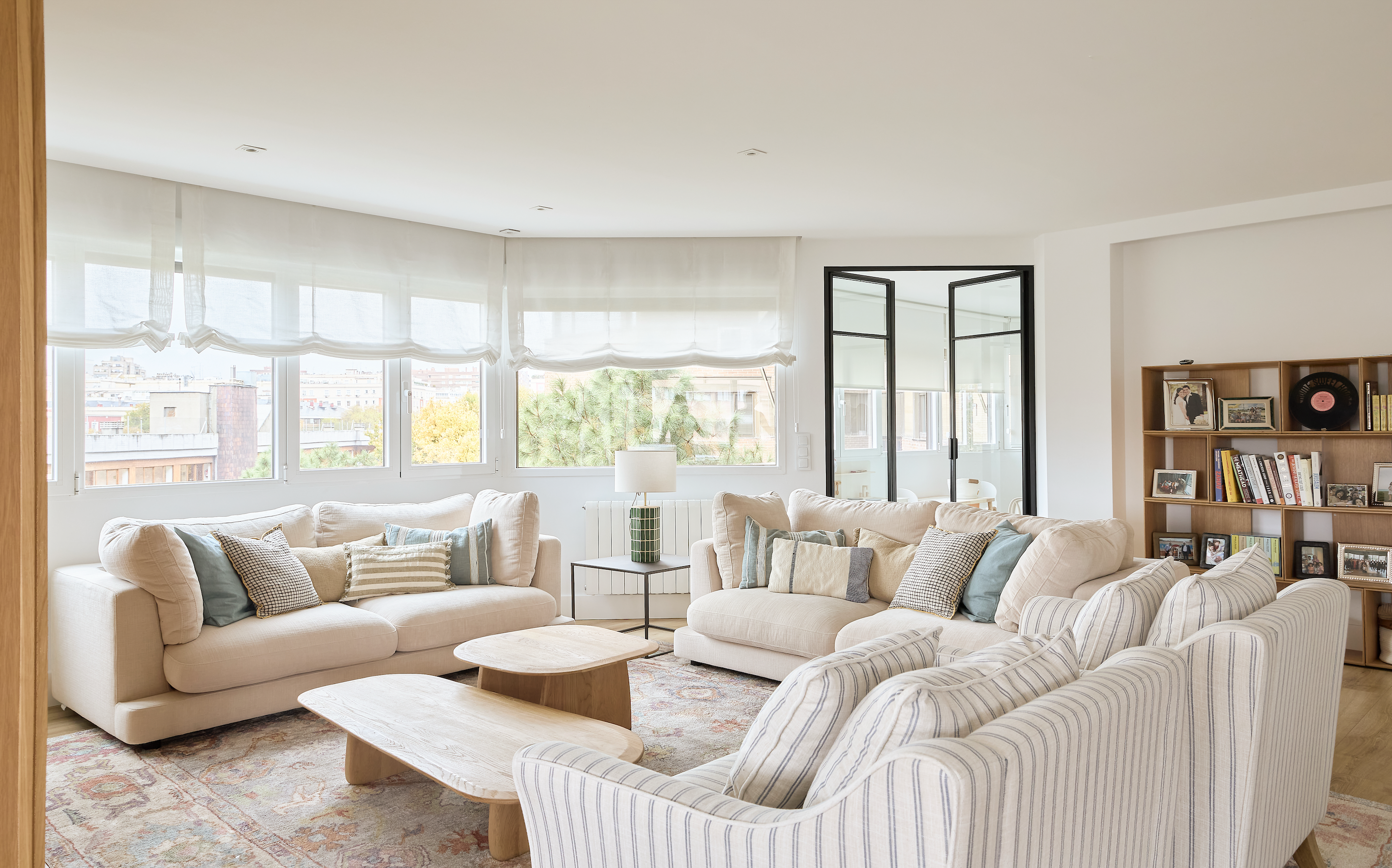 Salón amplio con un gran sofá