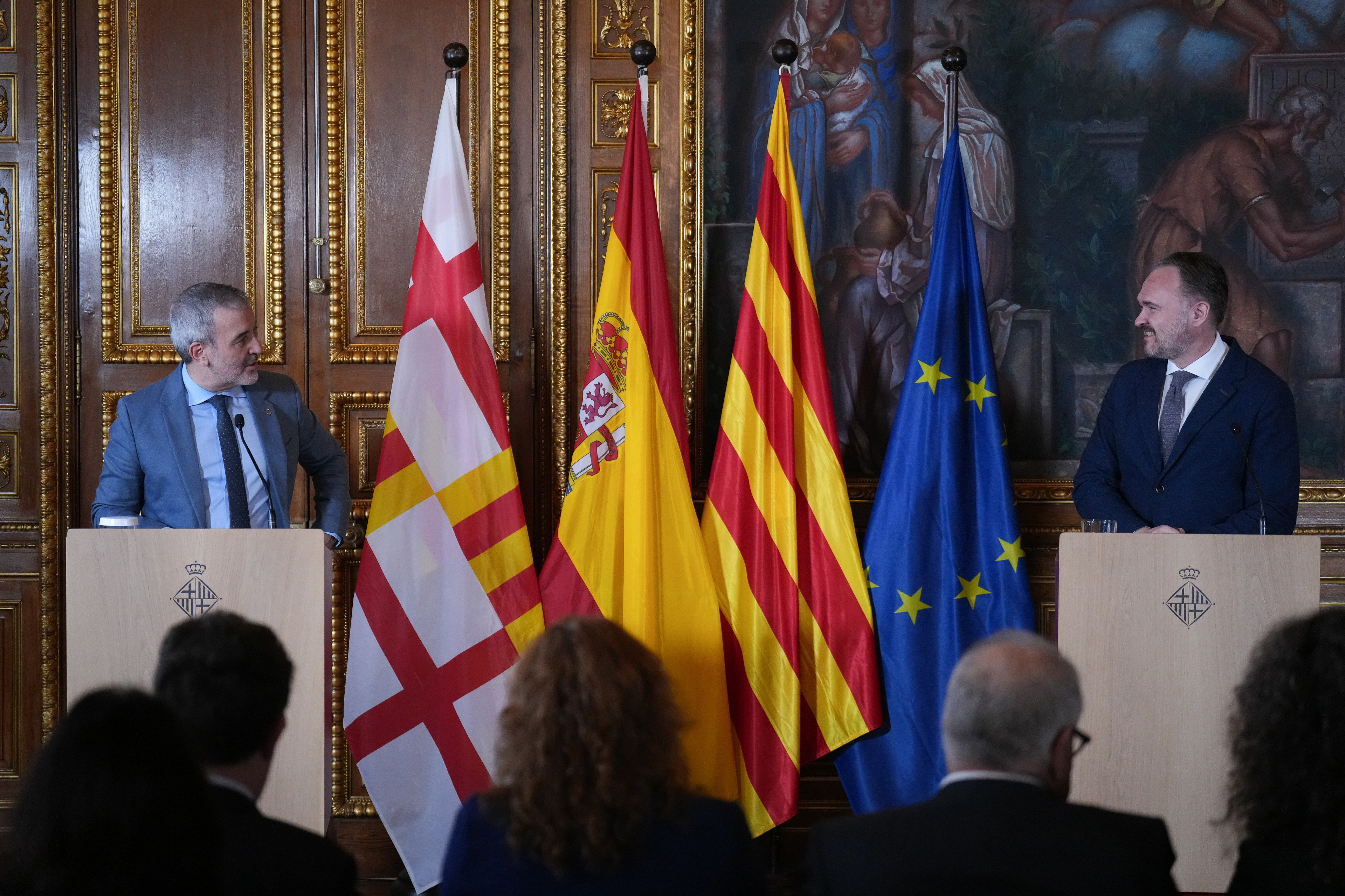 El comisario europeo de Vivienda ve con buenos ojos limitar pisos turísticos y fijar zonas tensionadas