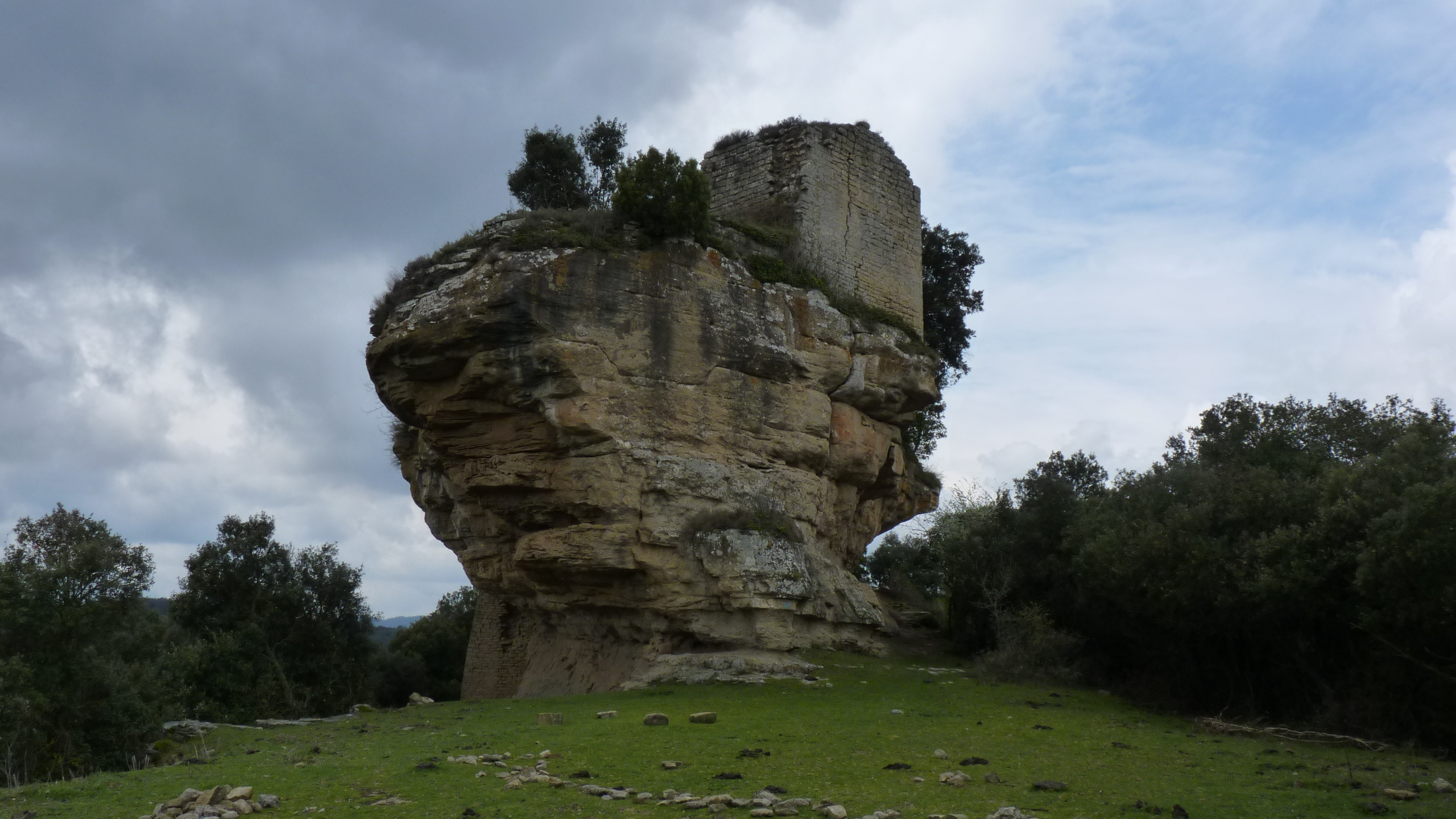 El castillo catalán sobre una roca con vistas de 360º