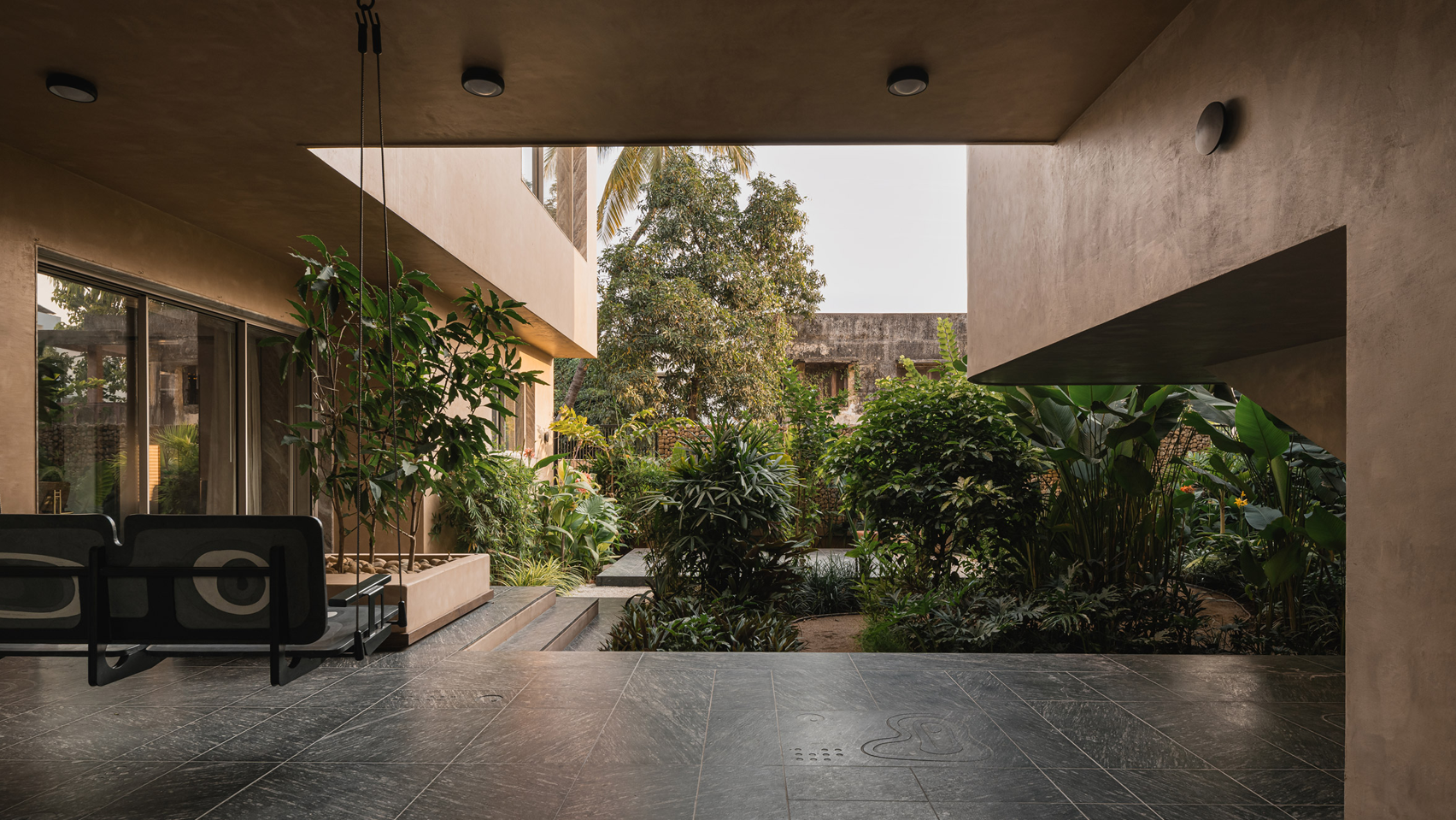 La residencia Amaltash es una propiedad de 1115 metros cuadrados ubicada en Navsari, en el estado de Gujarat.