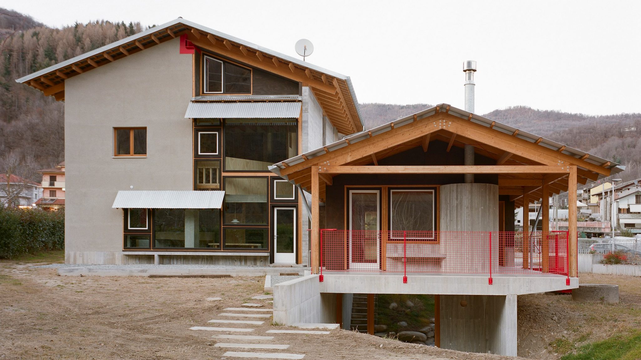 La Casa BM, original de mediados del siglo XX, se ubica a los pies del imponente Monte Monviso en Italia.
