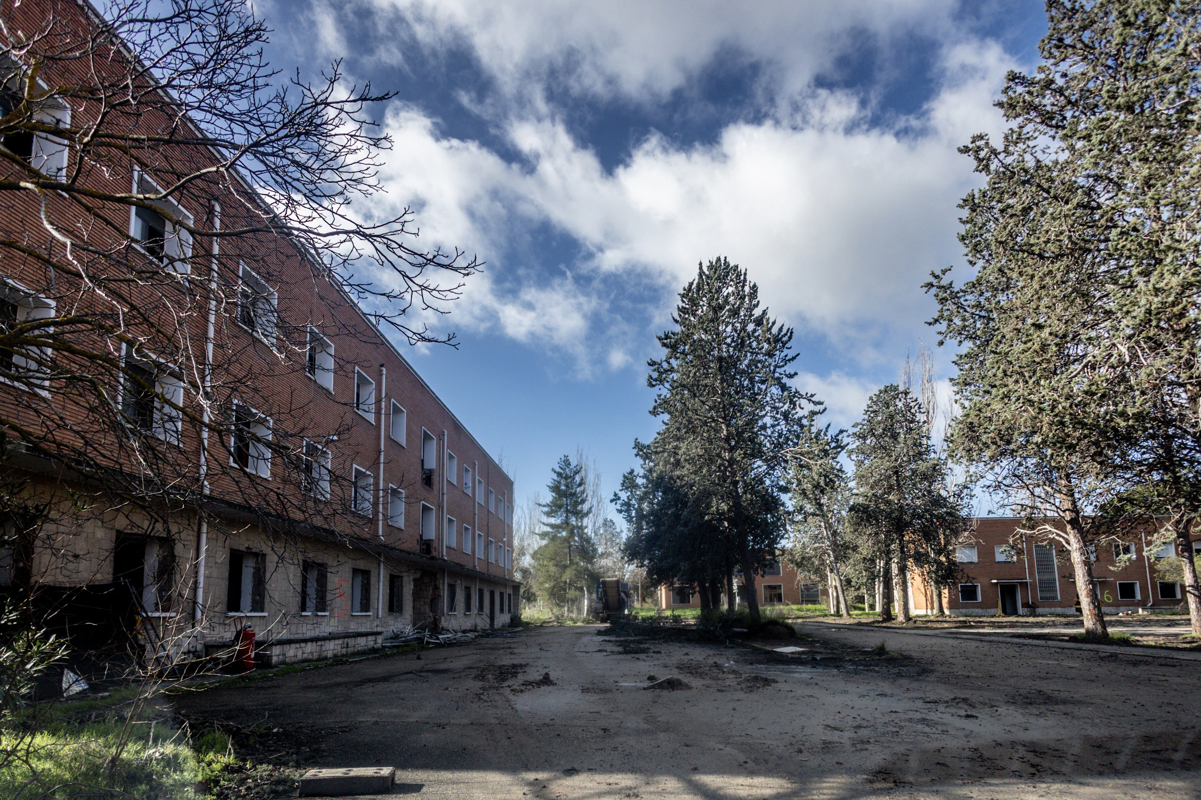 Archivo - Obras de demolición de varios edificios del acuartelamiento Teniente Muñoz Castellanos, en los antiguos cuarteles de Campamento, a 12 de febrero de 2026, en Madrid (España).