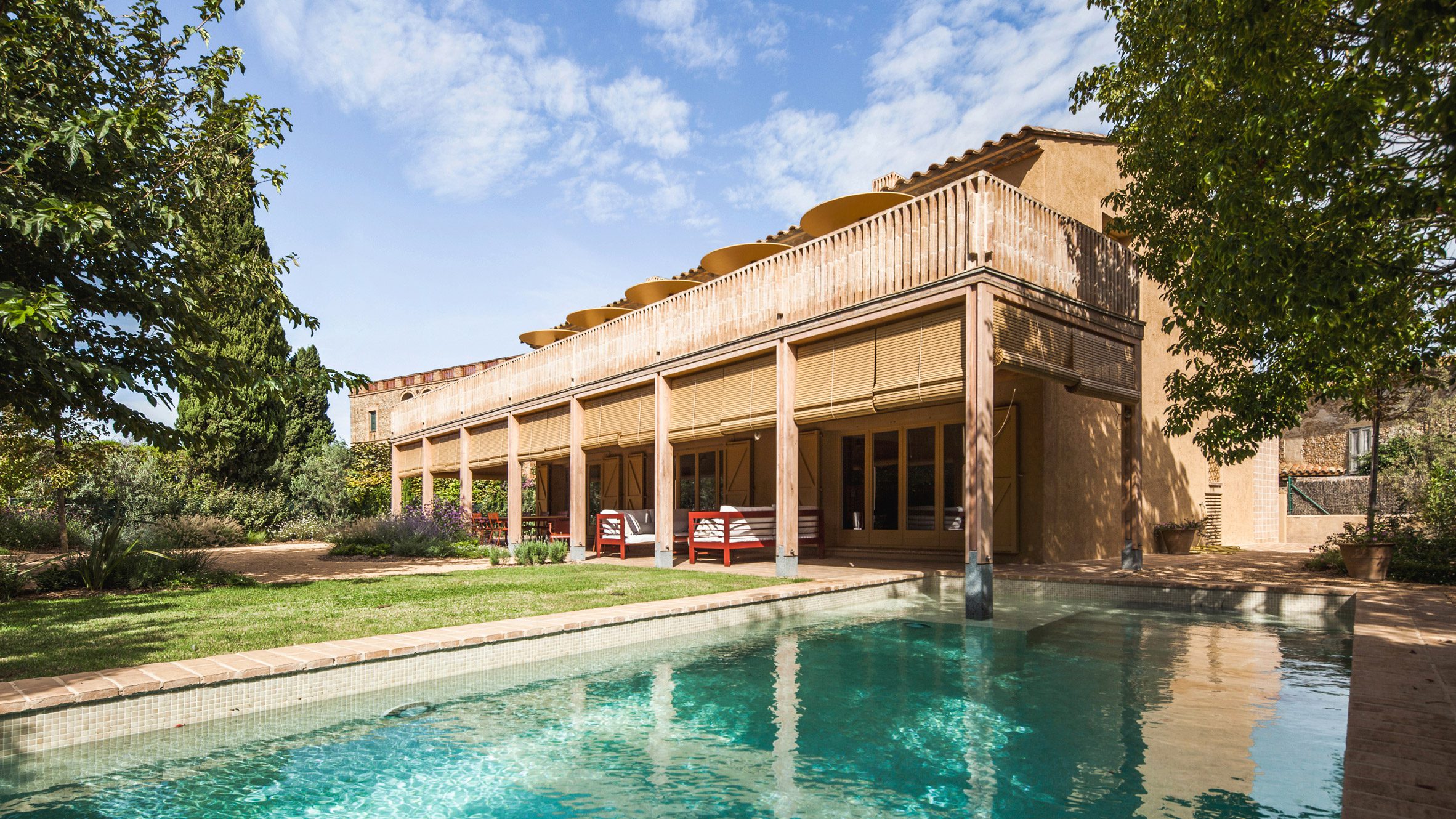 La Casa Fonolleres situada en la comarca catalana del Baix Empordà ha sido remodelada recientemente.