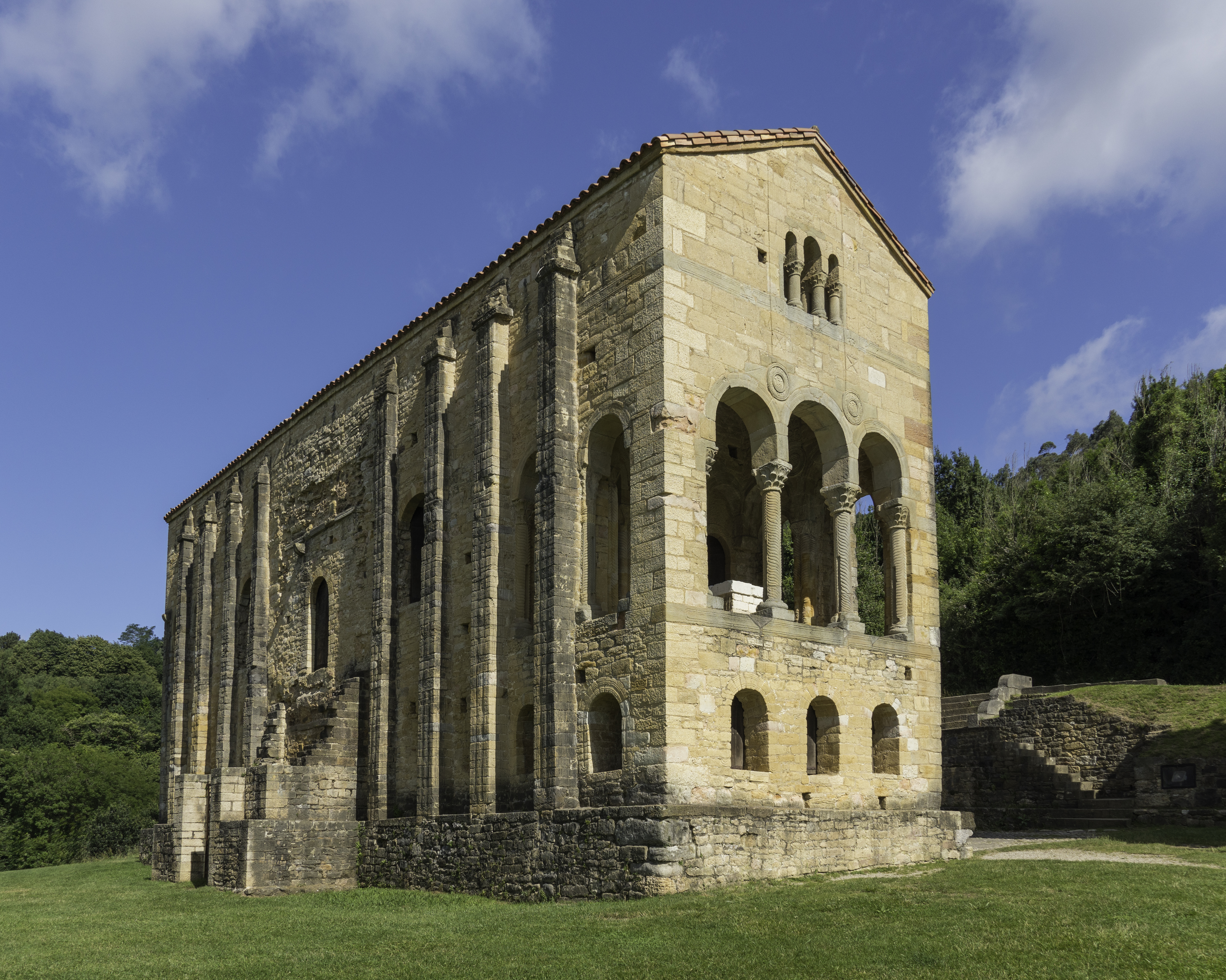 Santa María del Naranco es un monumento situado en el Monte Naranco, a las afueras de Oviedo.