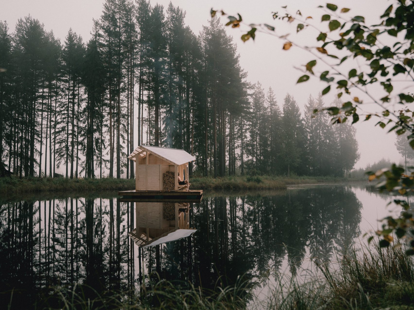 Alumnos de la Universidad Noruega de Ciencia y Tecnología de Trondheim, diseñaron Watercave, una sauna en un lago de Noruega.