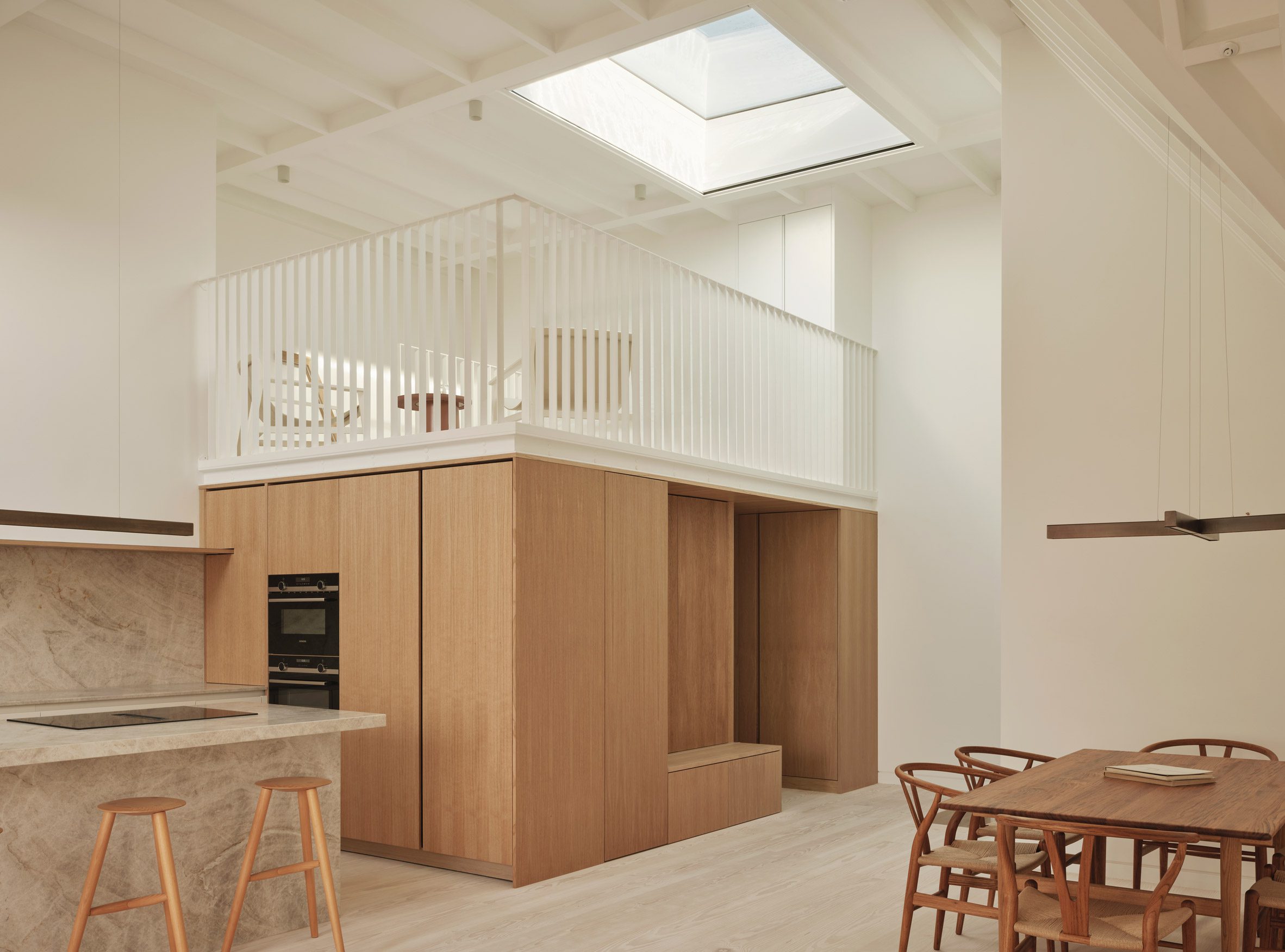 La vivienda se articula alrededor de un bloque de madera de roble.