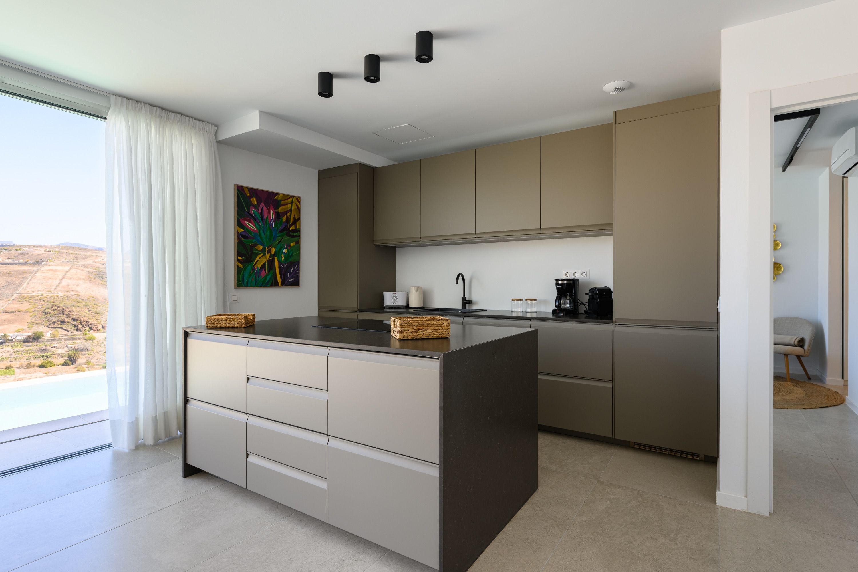 Cocina con un cuadro