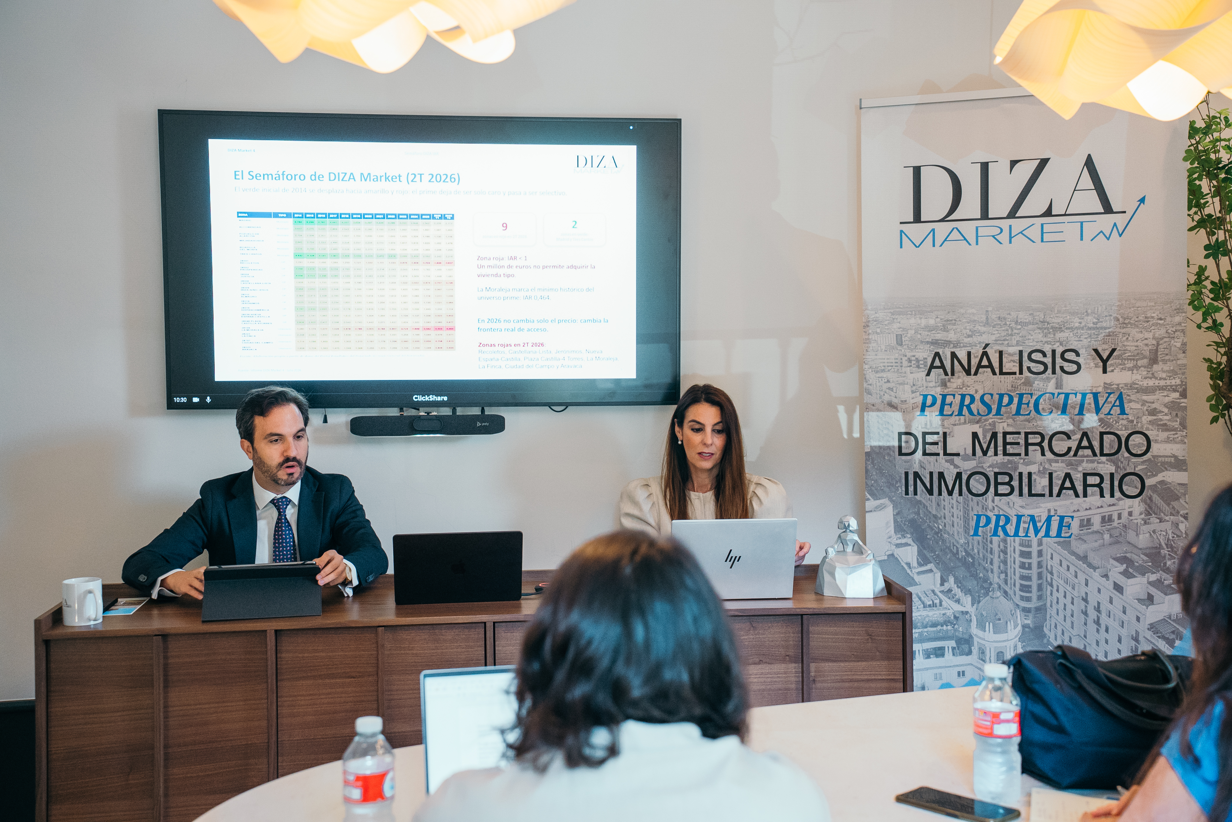 Los economistas Fernando Pinto y María Luisa Medrano durante la presentación del Diza Market