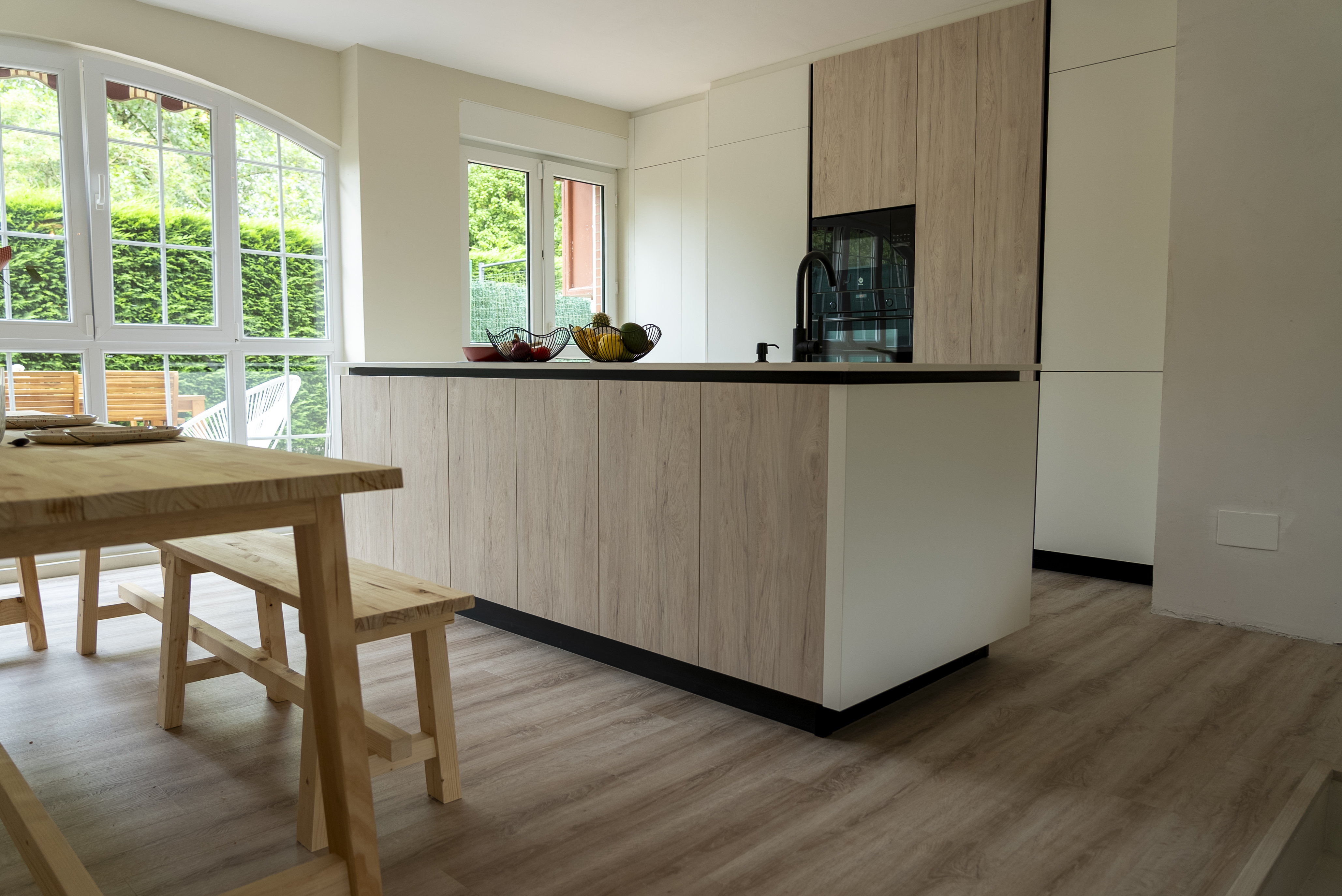 Cocina con muebles de madera en tono claro