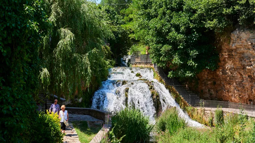 El pueblo de Guadalajara con cinco cascadas para escapar del calor a una hora de Madrid
