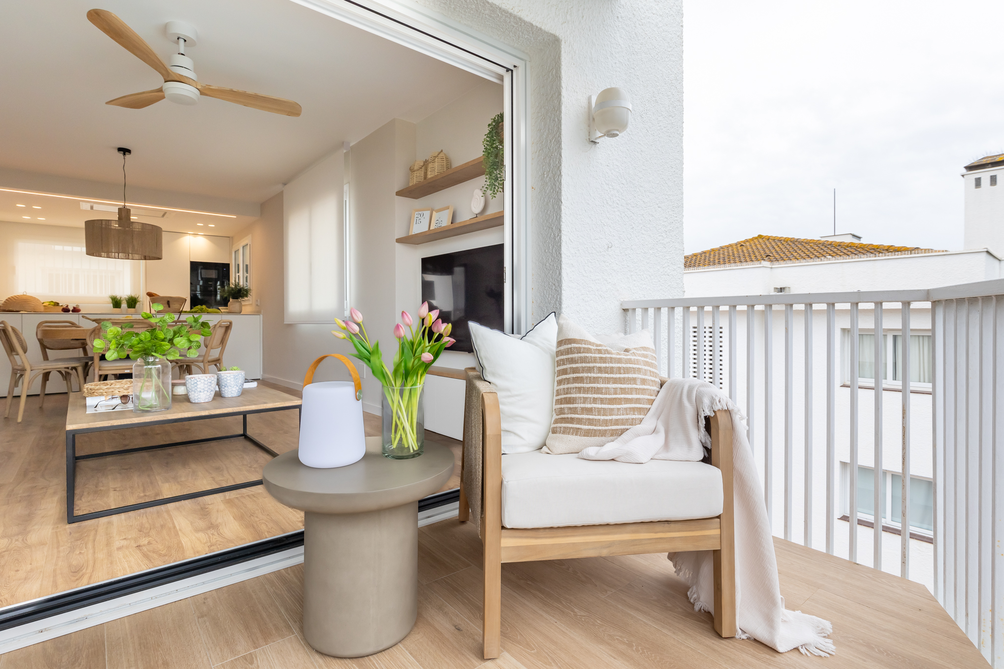 Salón abierto a una terraza