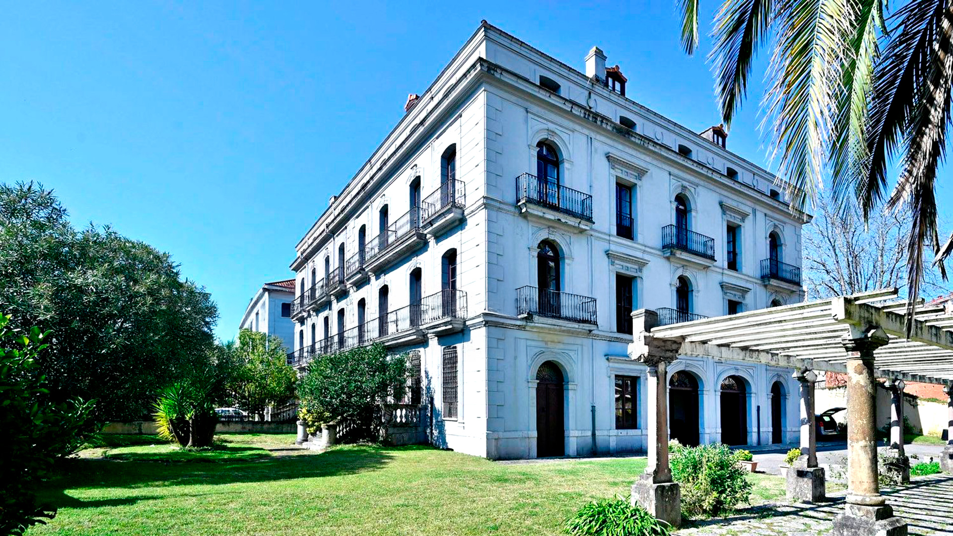 Una casona palaciega del siglo XIX, a la venta en Laredo (Cantabria)