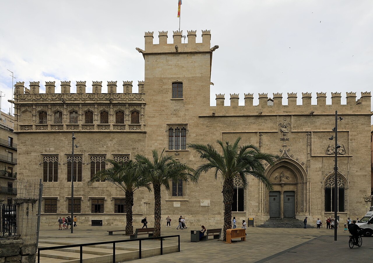 Fachada principal de la Lonja de Valencia, España.