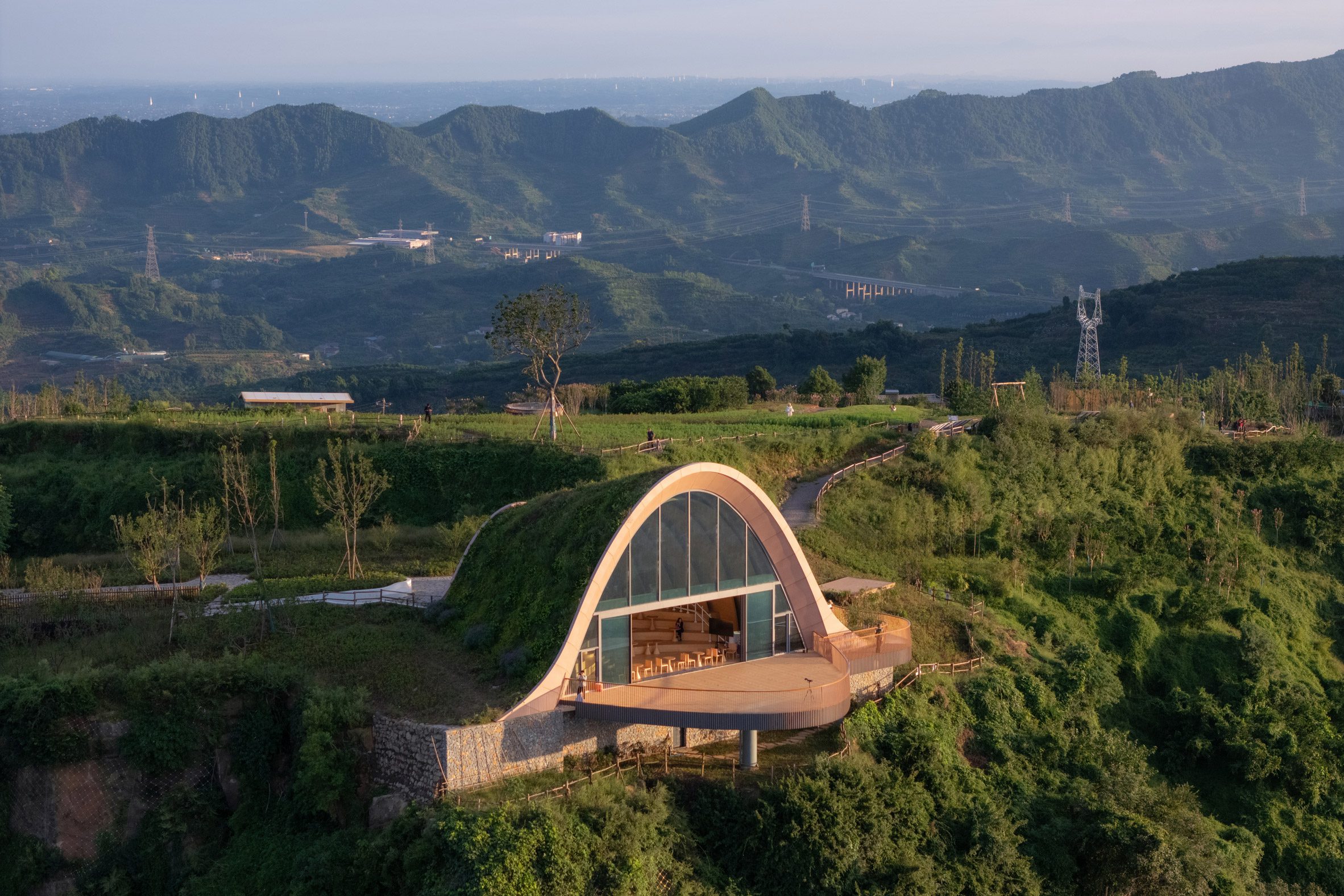 Plataforma Pujiang, nuevo mirador de madera en las Colinas de Chengdu, China.
