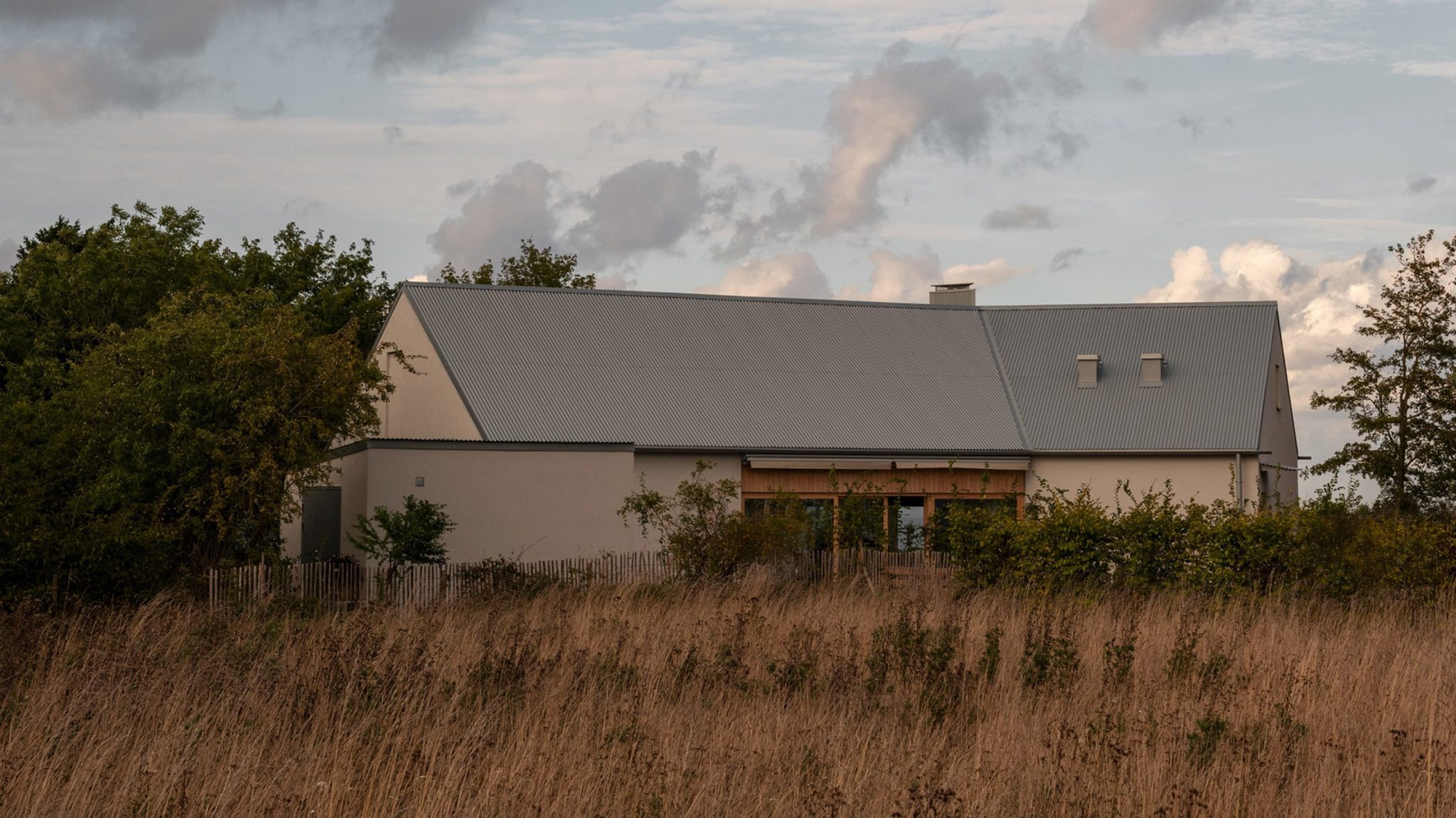 Villa Österlen se ubica en una granja reformada como casa vacacional en Suecia.