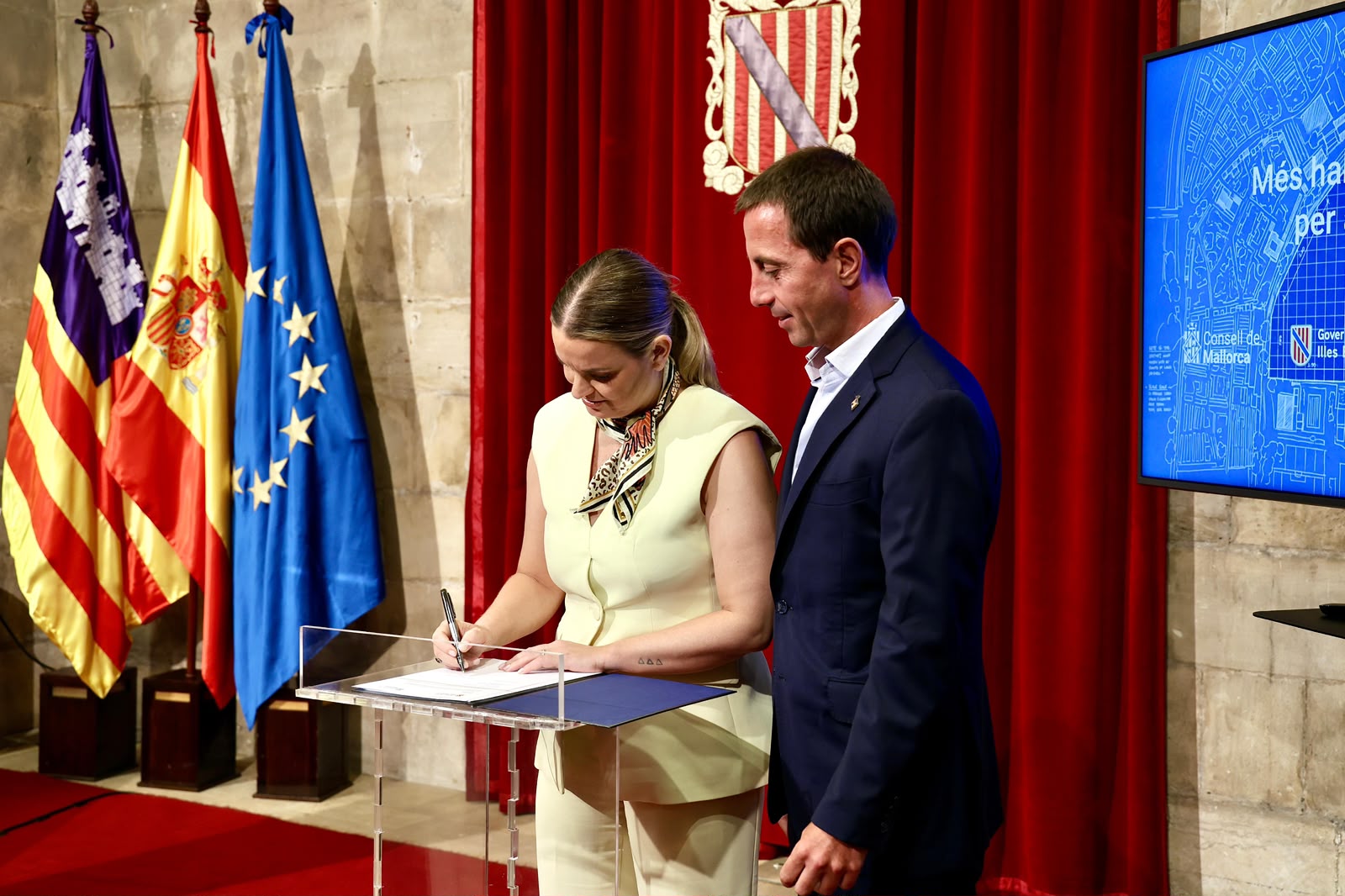 La presidenta del Govern, Marga Prohens, y el president del Consell de Mallorca, Llorenç Galmés