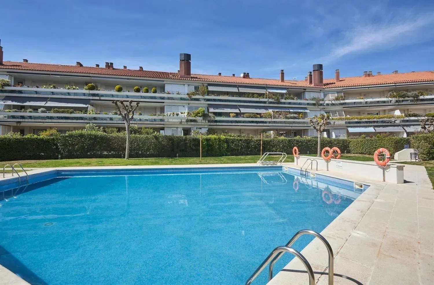Comprar un piso con piscina este verano supone un sobrecoste del 62% 