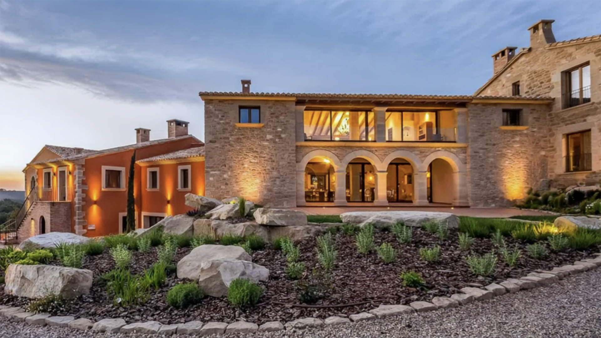 Sale a la venta un hotel rural de lujo con 23 hectáreas y olivos centenarios en Matarraña (Teruel)
