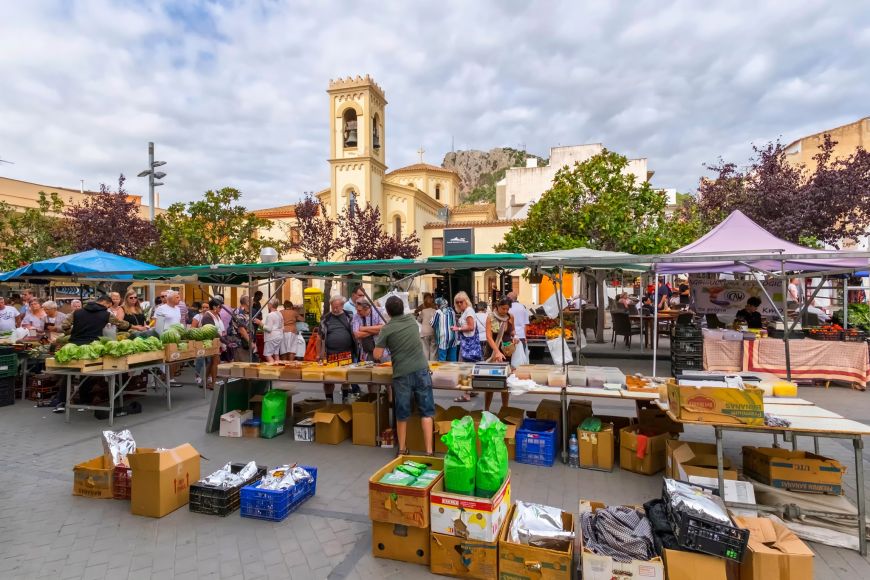 El mercadillo ambulante junto al mar ideal para visitar cada jueves con unos 100 puestos