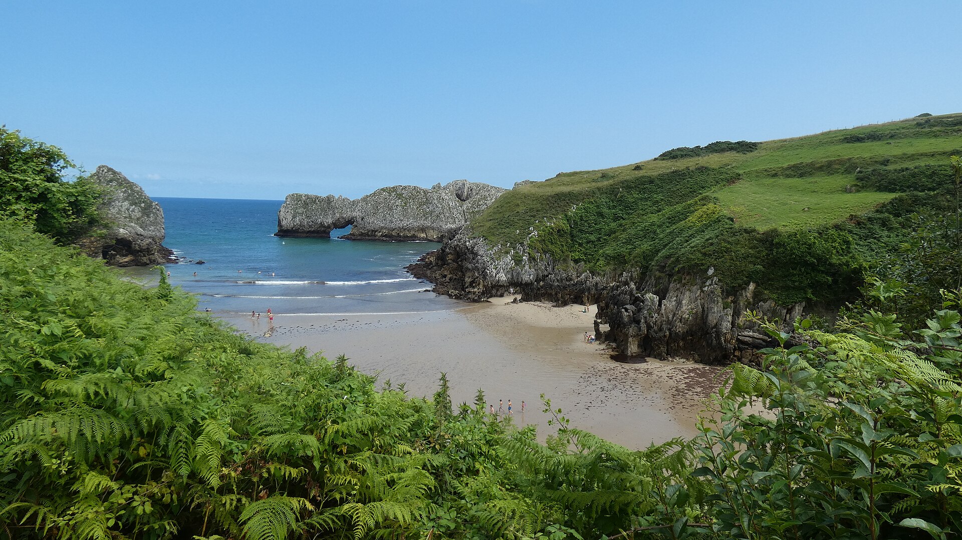 La cala de Cantabria que brilla en septiembre: roca, mar y mucha menos gente