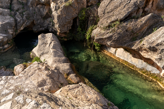 El rincón de Burgos con agua turquesa donde puedes bañarte sobre una cueva de 14 kilómetros